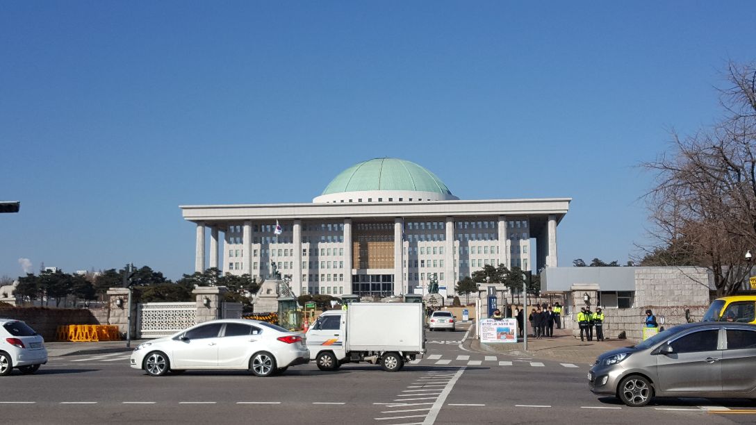 韩国国会议事堂,邻汉江而建,据说不对外国人开放,所以只能在外面看看