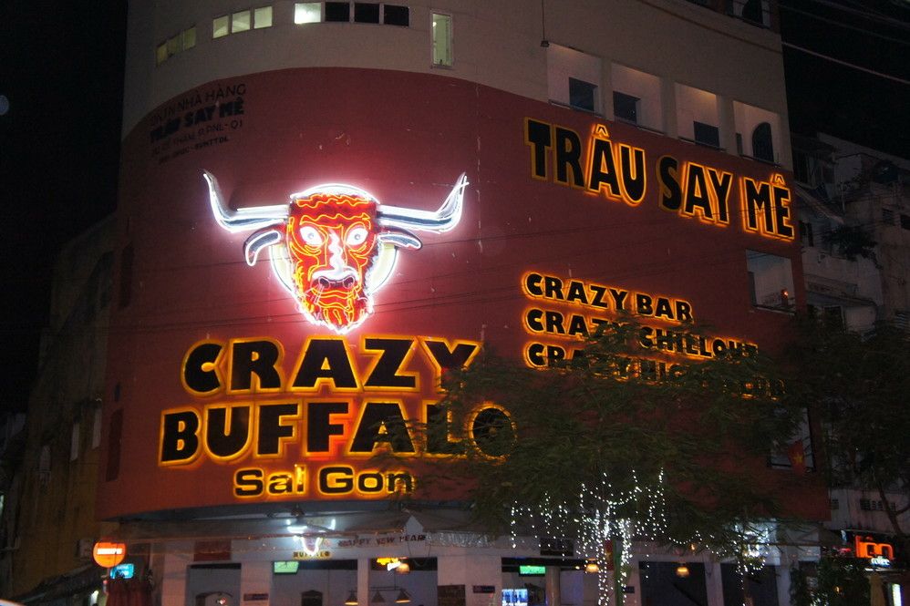 可以算是范五老街最出名的酒吧了,在十字路口,很大,招牌很显眼.