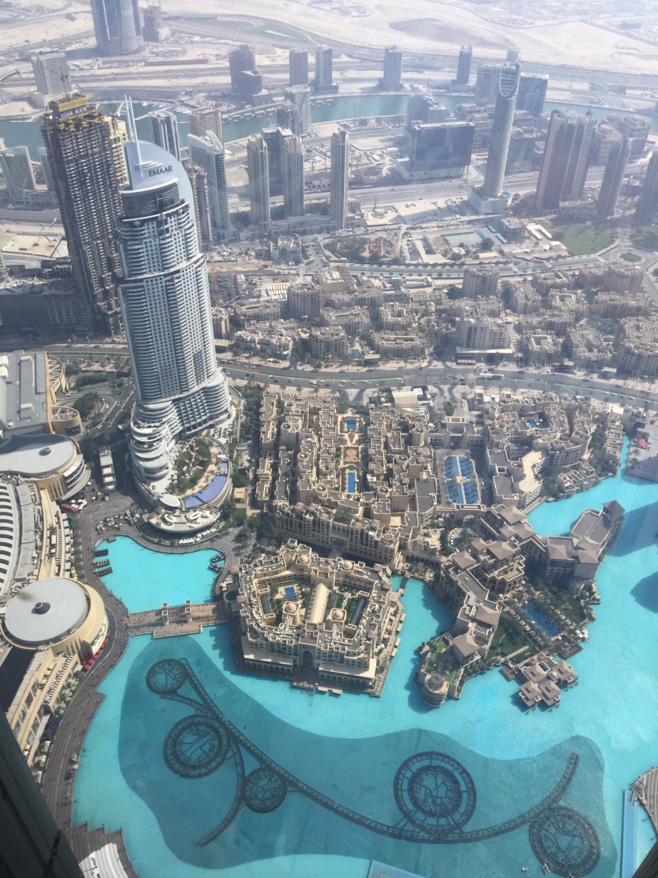 哈利法塔观光层风景一流,就是登塔排队时间太长有点无聊,rooftop餐厅