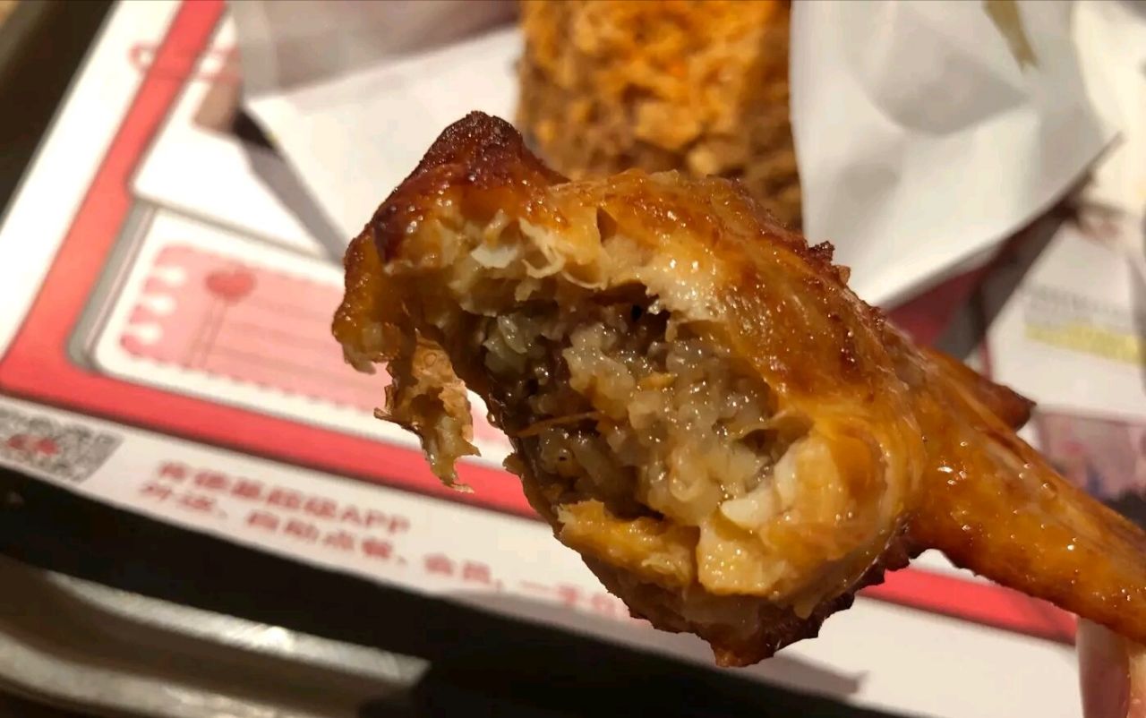 2023肯德基(紫荆店)美食餐厅,这两个都不错,糯米翅外皮是.