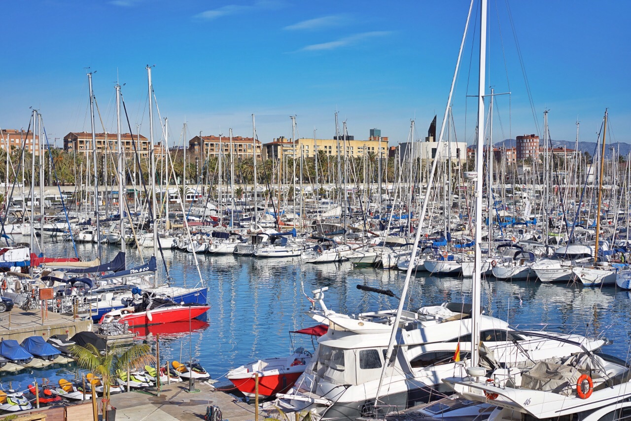 一边是沙滩,一边是船港,旁边开满了餐厅与酒吧,喜欢的朋友可以在这租