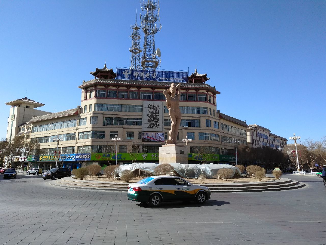 反弹琵琶雕像是敦煌市的标志位于市中心十字路口转盘的街心处是城东和