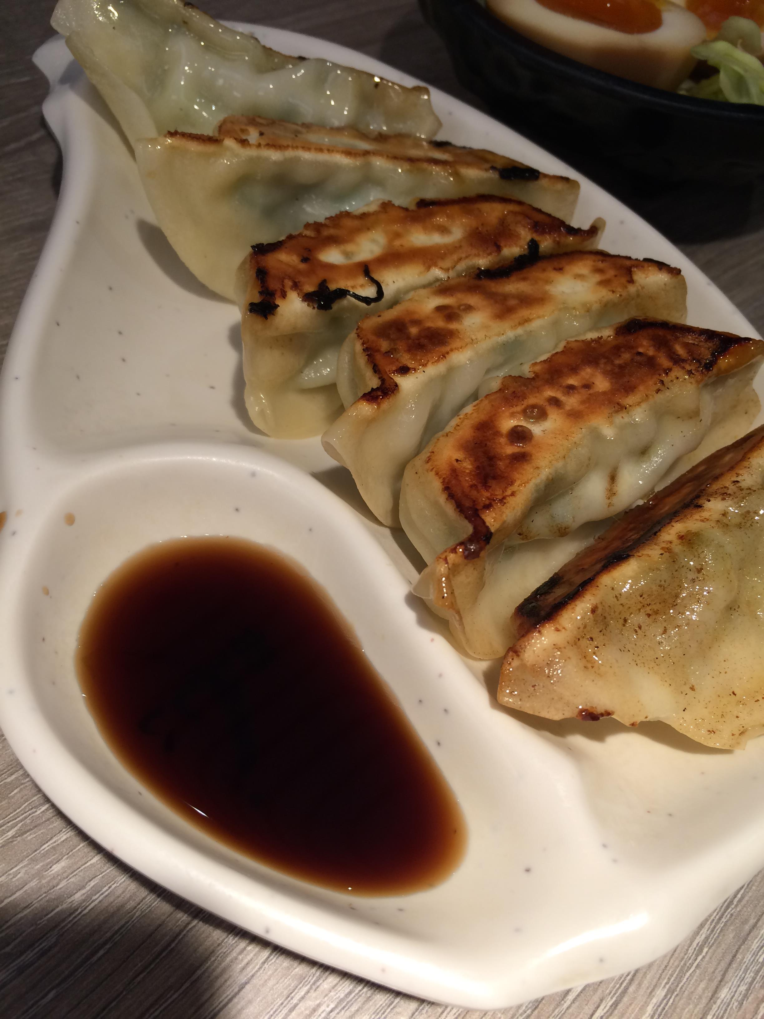 味千煎饺还是很好吃但番茄肥牛拉面里面的料太少了猪软骨春笋拉面里面