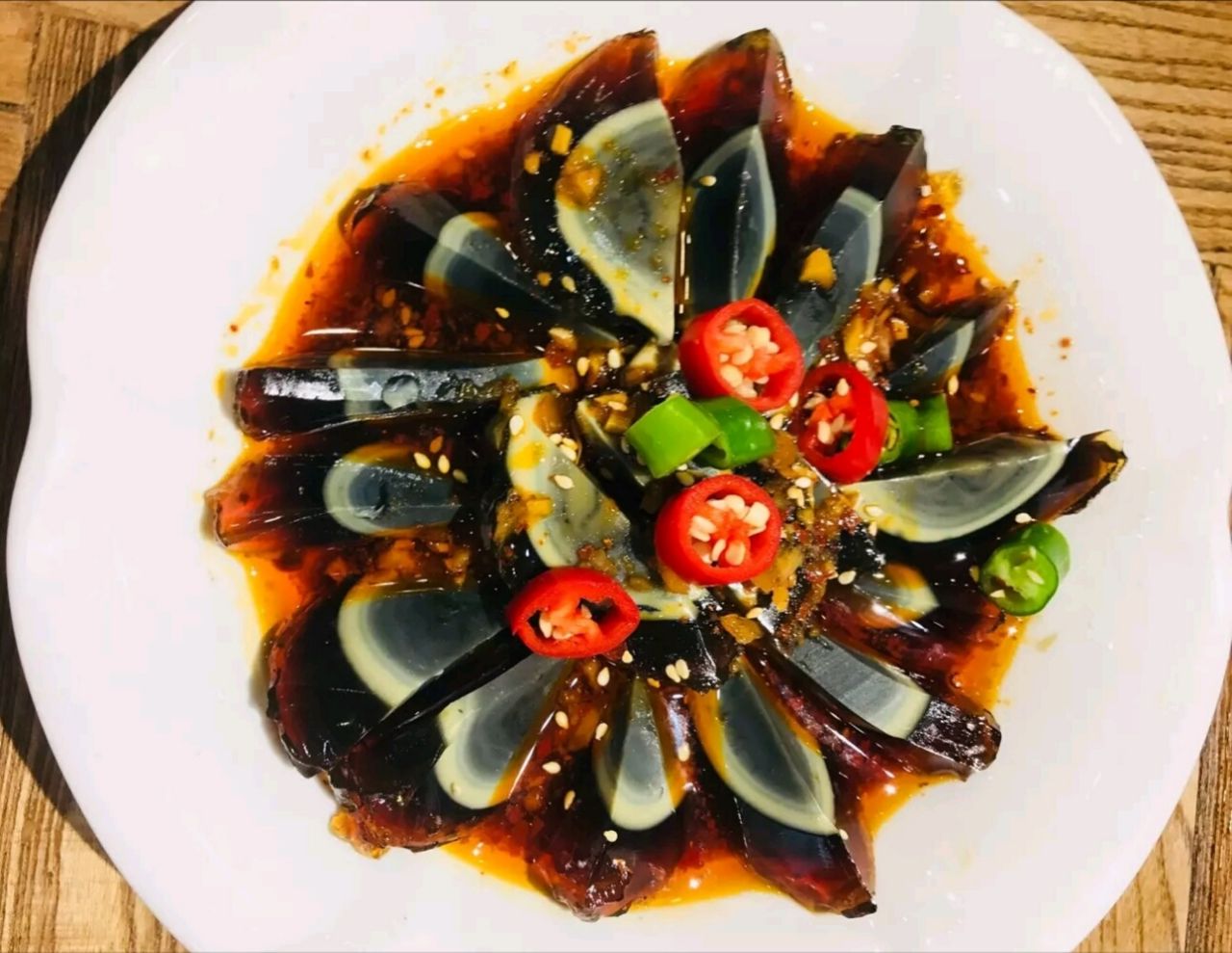 凉拌皮蛋 皮蛋不错,调的料汁味道清清爽爽的.  特色手抓饭 手抓