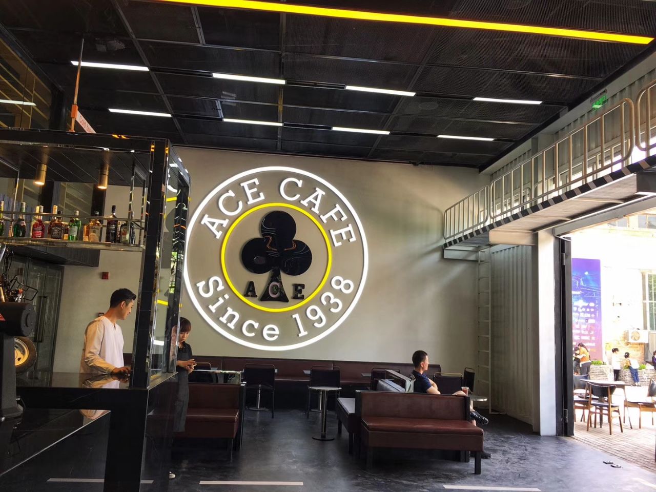 cafe(751店)餐馆,这家于北京798艺术区的酒吧ace cafe 751彻底将那些