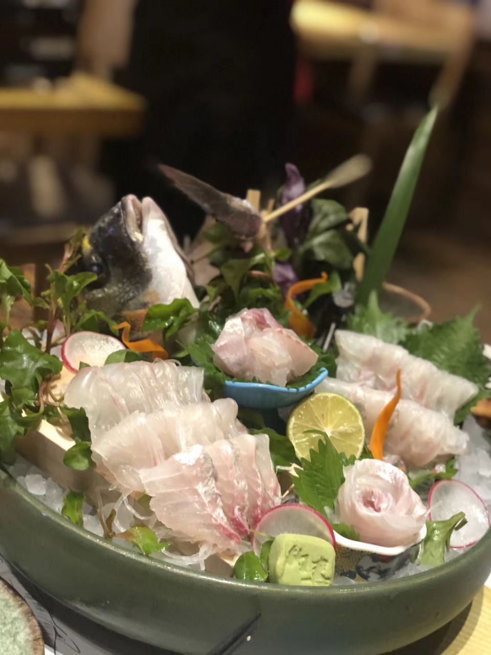 广州钓喜海产·现钓活造鲷鱼刺身餐馆,这里的「刺身拼盘」蛮新鲜的