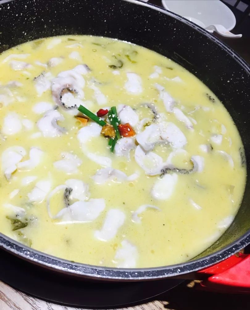 2023鱼小漾酸菜鱼(印象城店)美食餐厅,汤很浓稠,酸酸的,鱼片是黑.