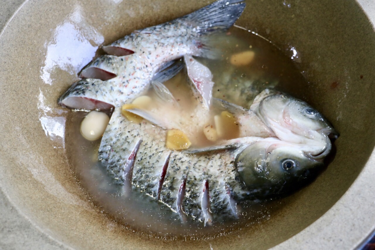 美食林】丽江扎宝汽锅鱼餐馆,一直听到云南十八怪之一的是草帽当锅盖