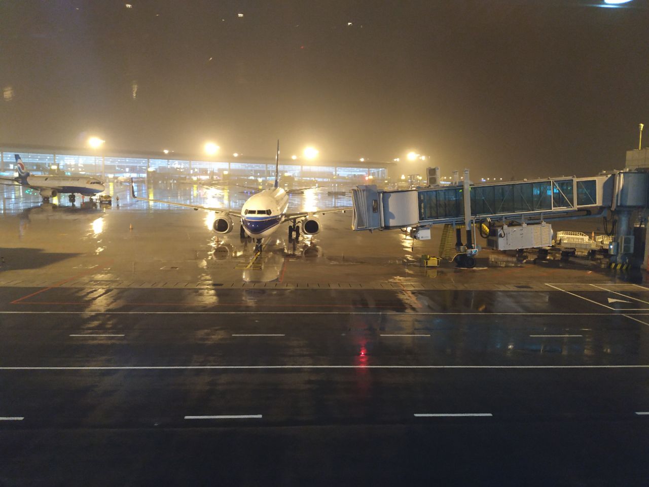 重庆江北机场夜晚图片