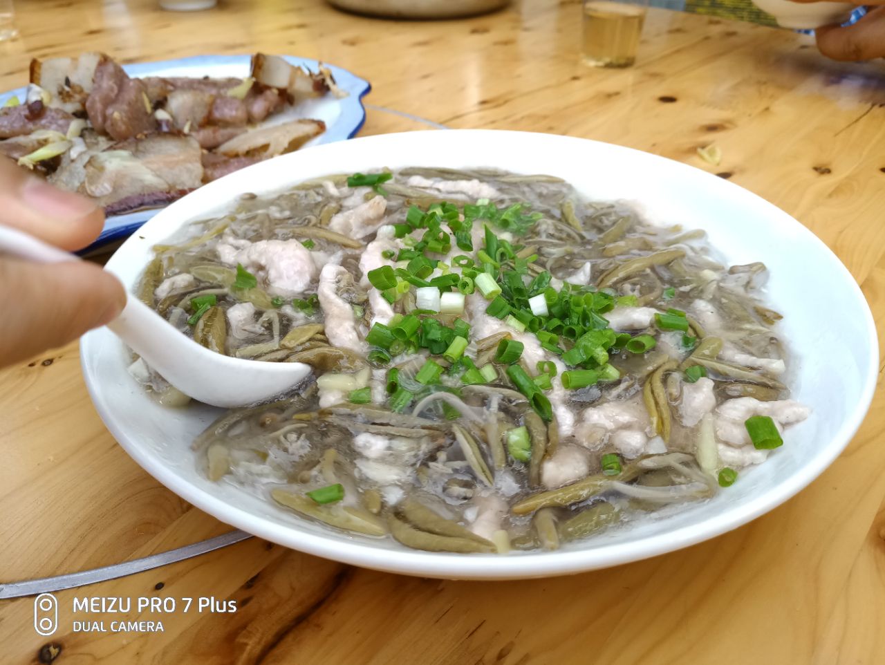 整个黄水镇上,几乎每个餐馆都有莼菜.