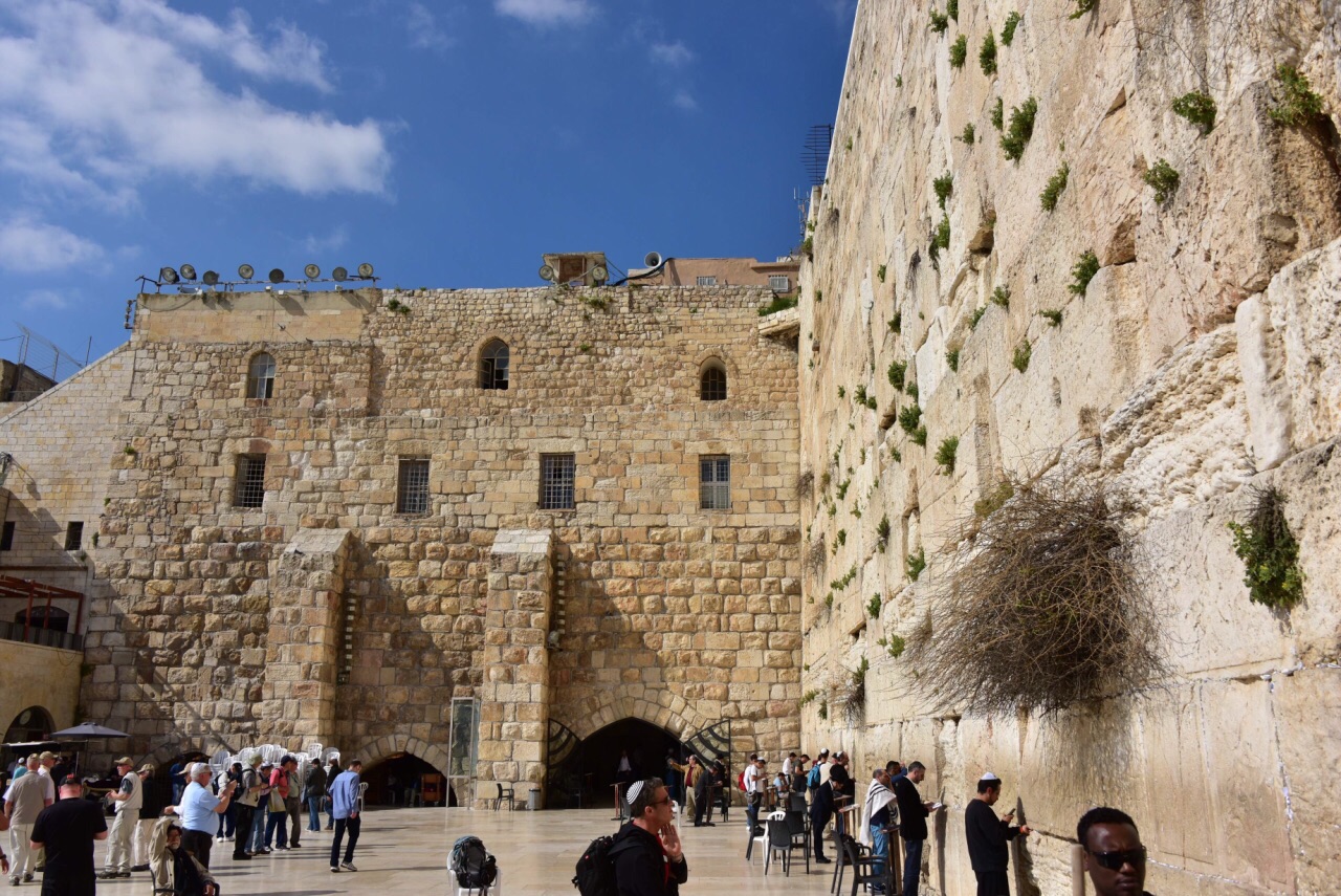 【携程攻略】耶路撒冷哭墙景点,这里是犹太人的精神圣地 哭墙下 在抽泣的犹太人身旁感受信…