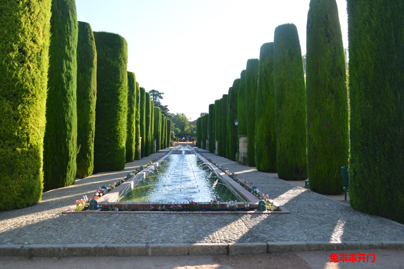 科尔多瓦王宫里面最赞的是花园比阿尔罕布拉宫的花园漂亮多了但比不上