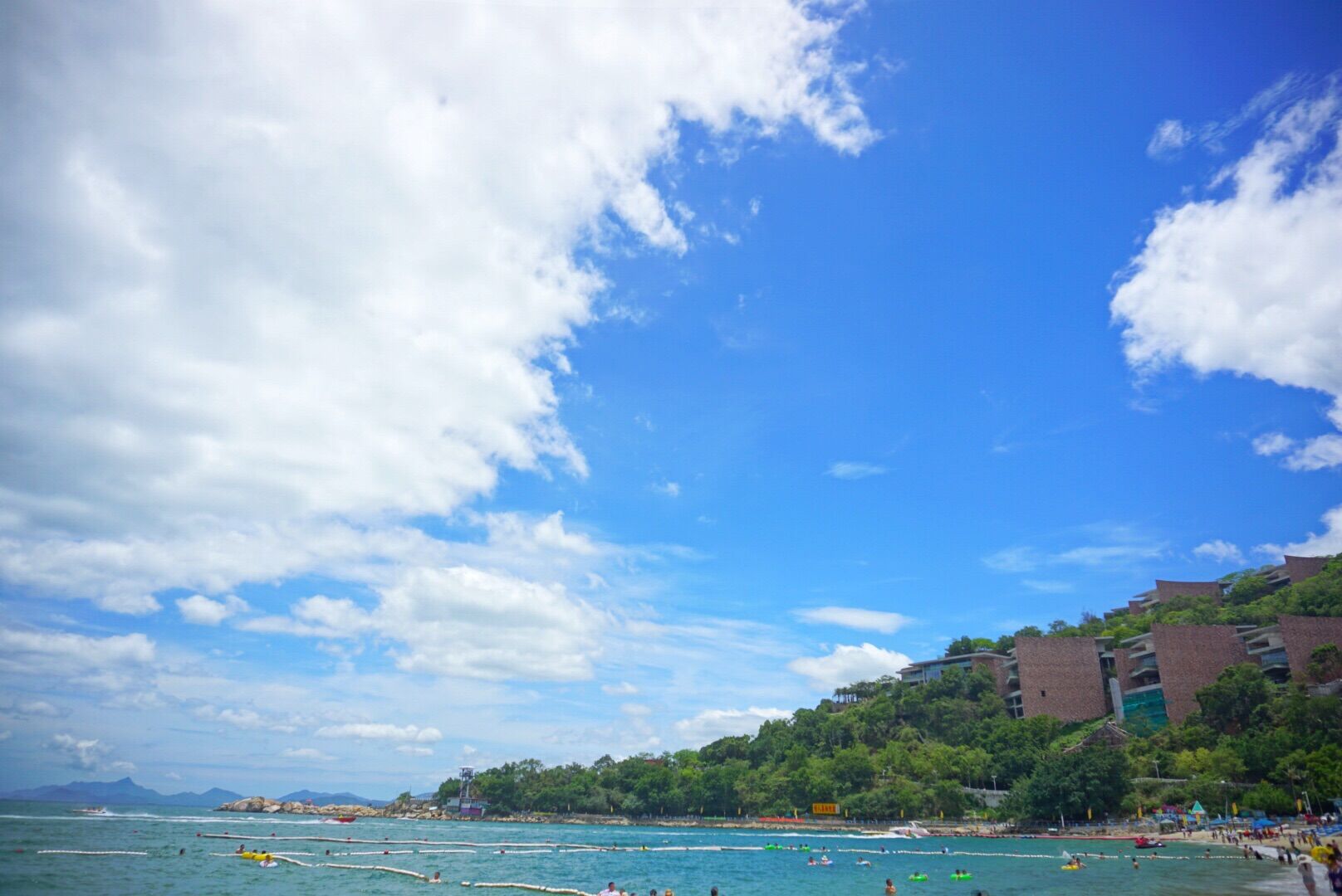到深圳小梅沙海滨踏浪戏水 在美妙的山光水色中度暑假_深圳新闻网