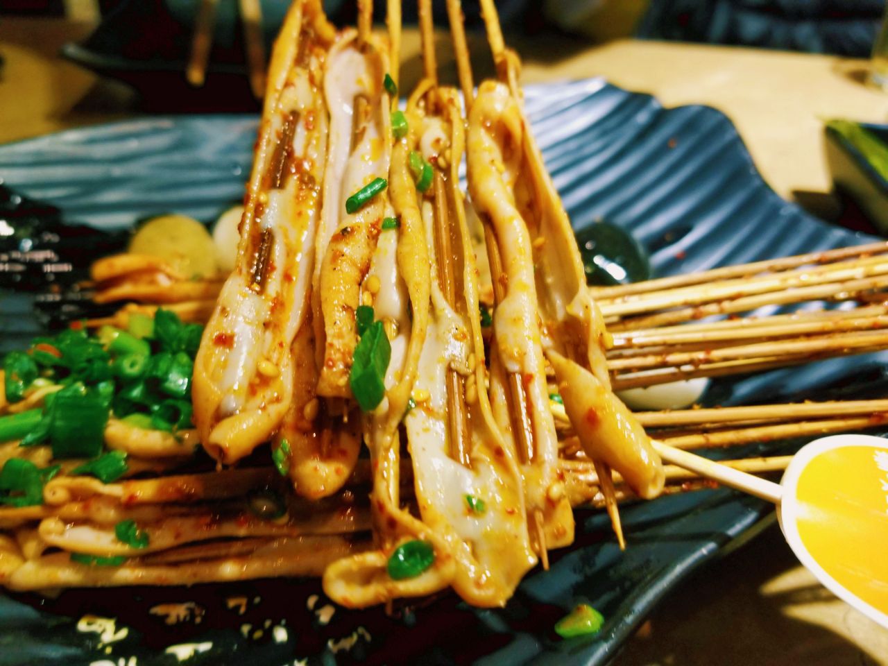 2023hes何师烧烤(春熙店)美食餐厅,一把鸭肠,口感脆,味道好吃.