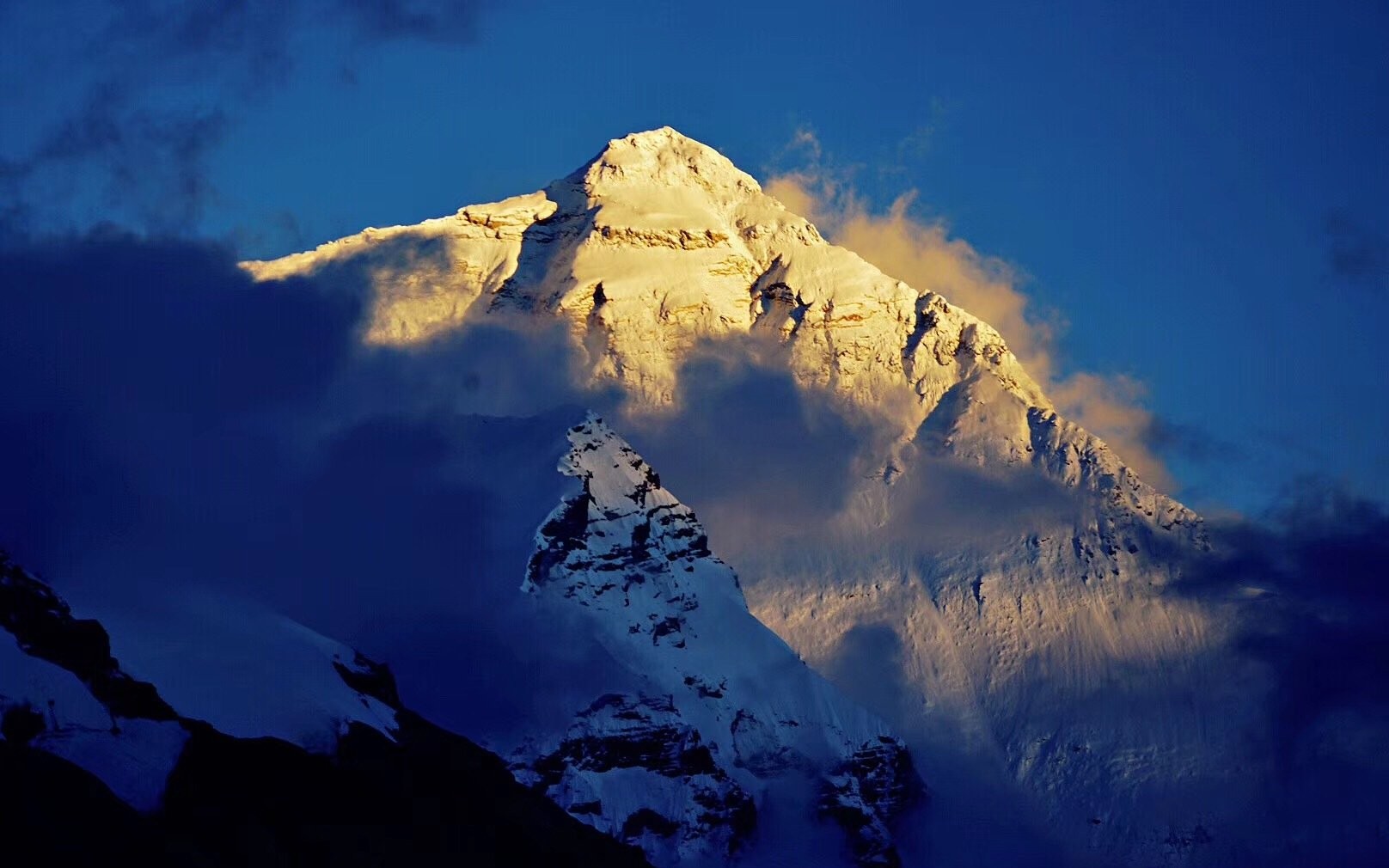 珠穆朗玛峰最新高程——8848.86米。我拍过的那些珠峰的画面。