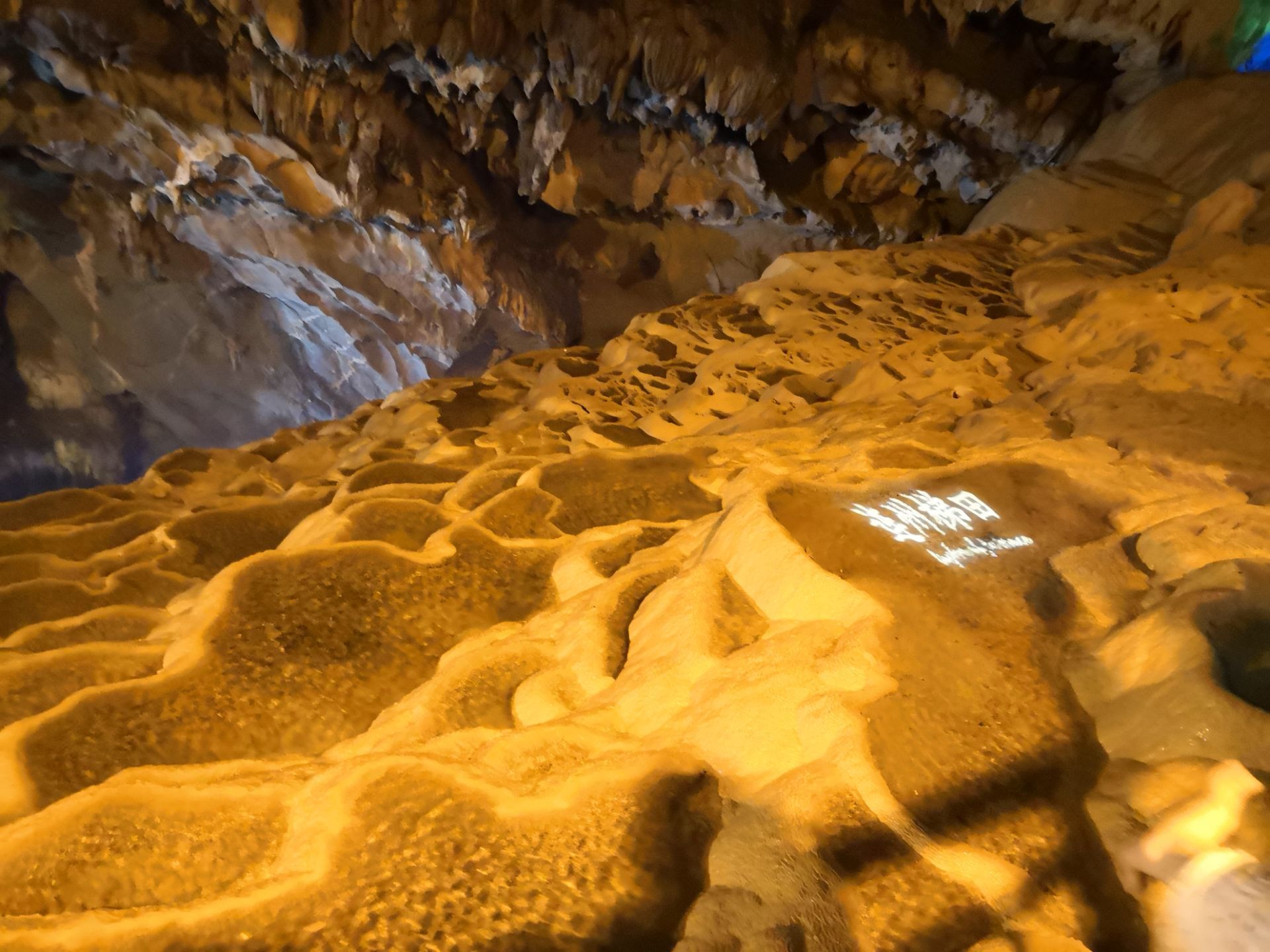 中国罕见的溶洞奇观，广东连州地下河，2亿年飞瀑奇石巧夺天工_路灯摄影_新浪博客