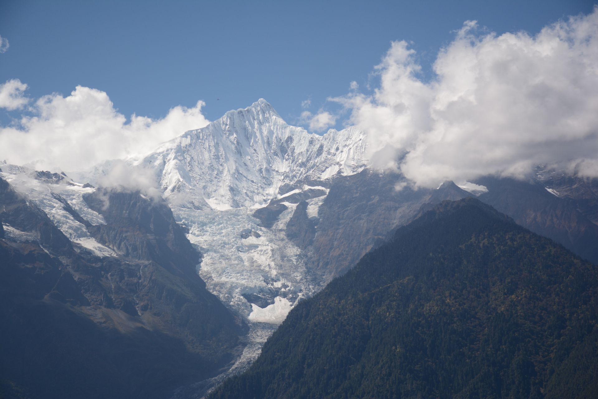 明永冰川是梅里雪山主峰卡瓦格博峰山脚的一条大冰川冰川从主峰下来