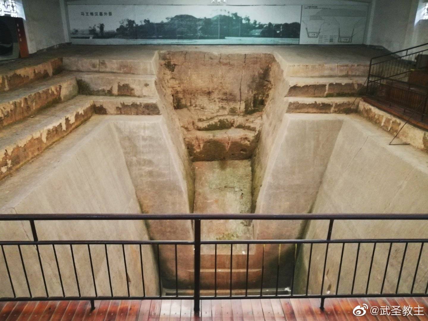 【携程攻略】长沙马王堆汉墓遗址景点,就是有两个大大的墓坑，文物都搬到博物馆里了。门票两块钱。。。如果…