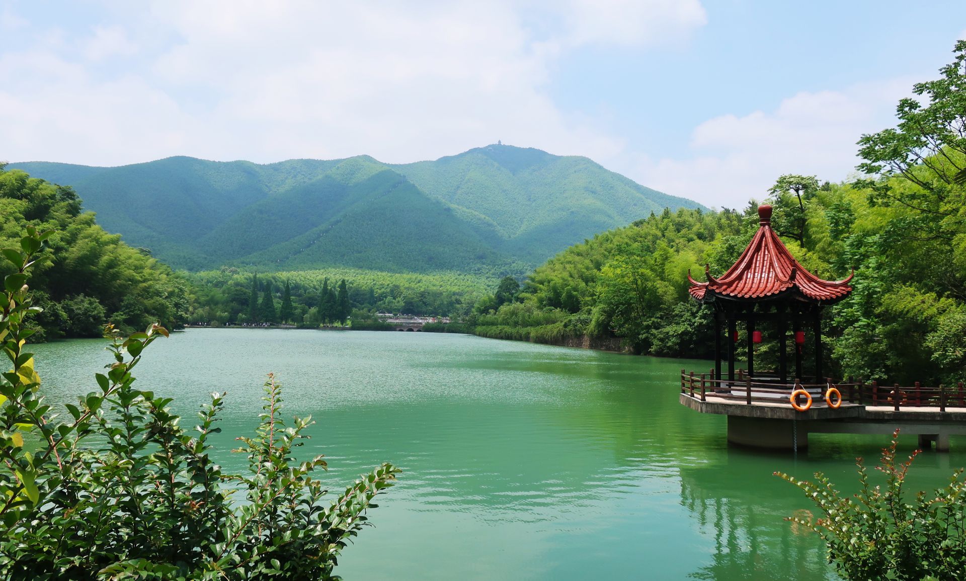 江苏宜兴不仅是中国的陶都,也拥有着华东第一竹海.