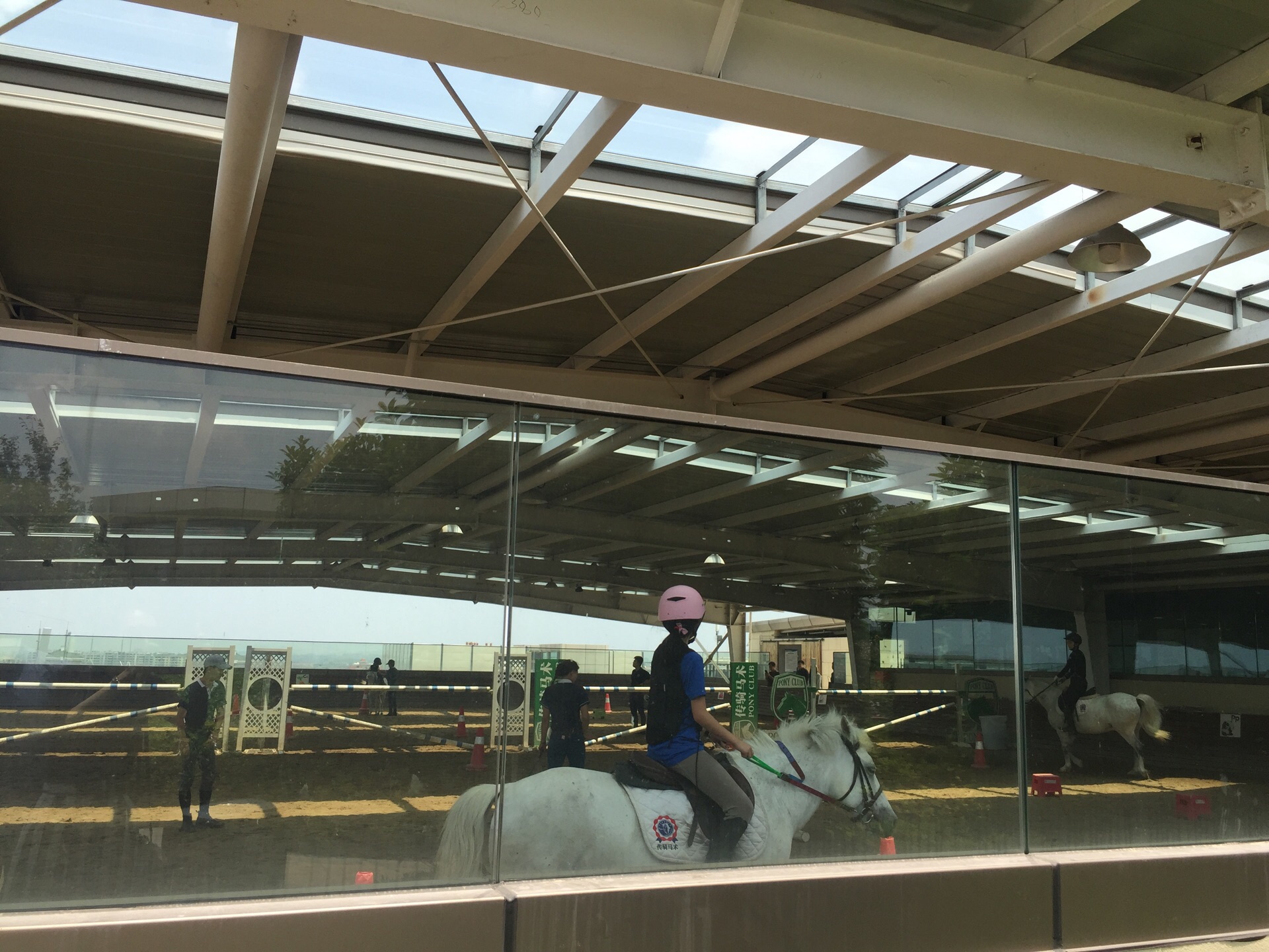 2)店面特色:屋顶马术场地马场,法式马术教育体系,有体验课也有一对一