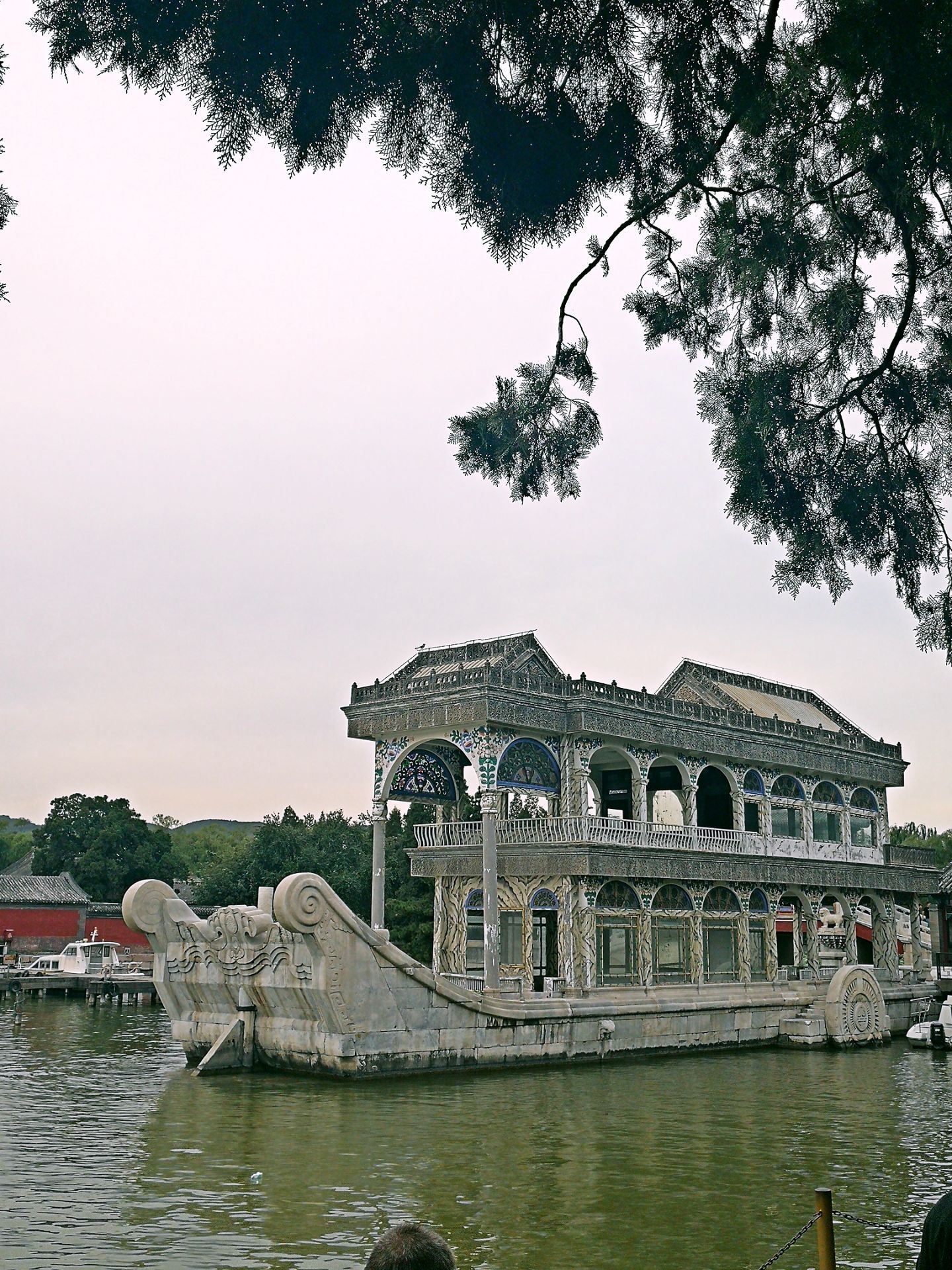 【携程攻略】北京昆明湖景点,昆明湖是颐和园皇家园林的主体水域，它的前身叫瓮山泊。瓮山泊因地处…