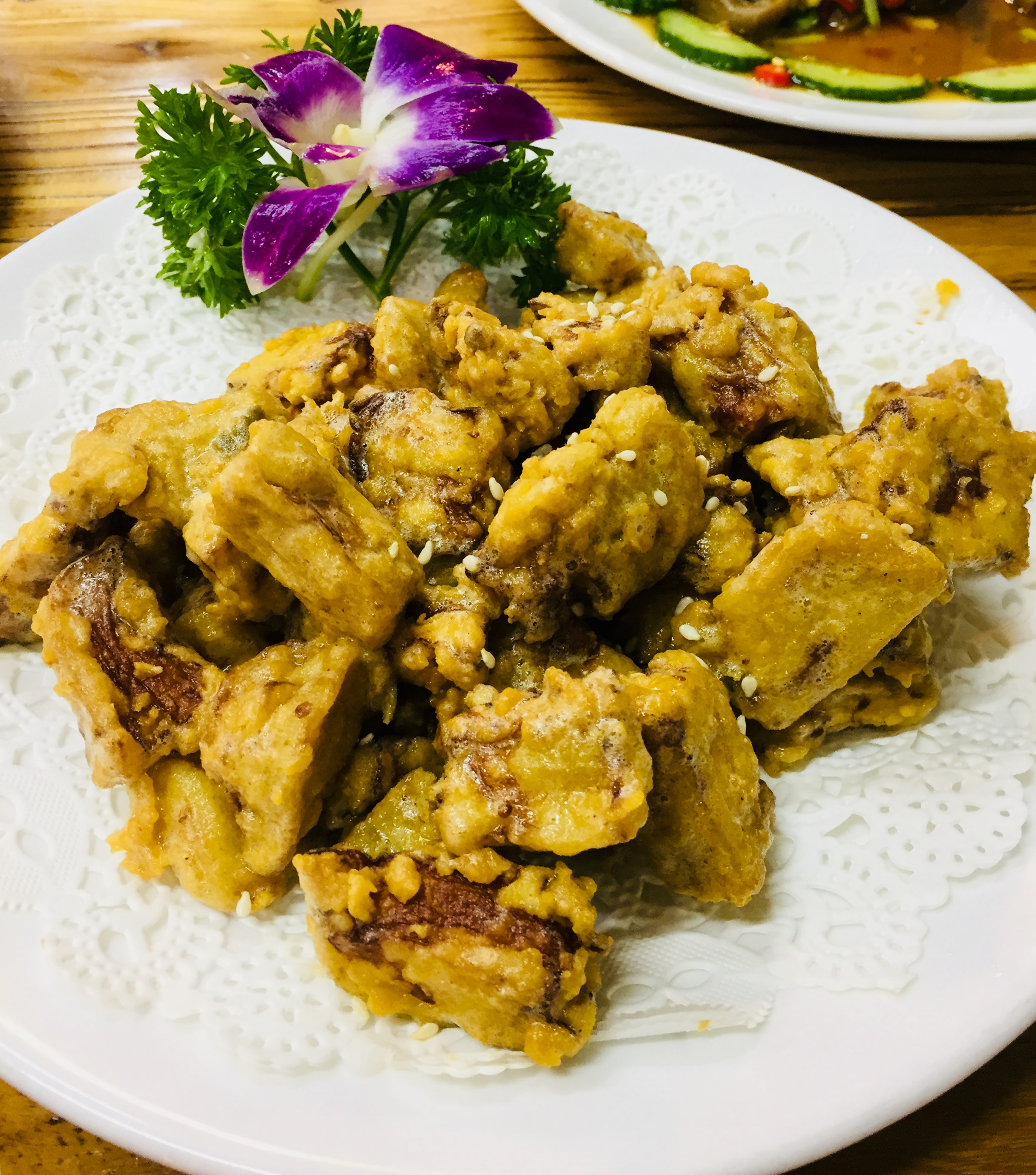 「咸蛋黄茄子」16元 茄子一入口发现竟然很多汁,上面裹的咸蛋黄挺厚的