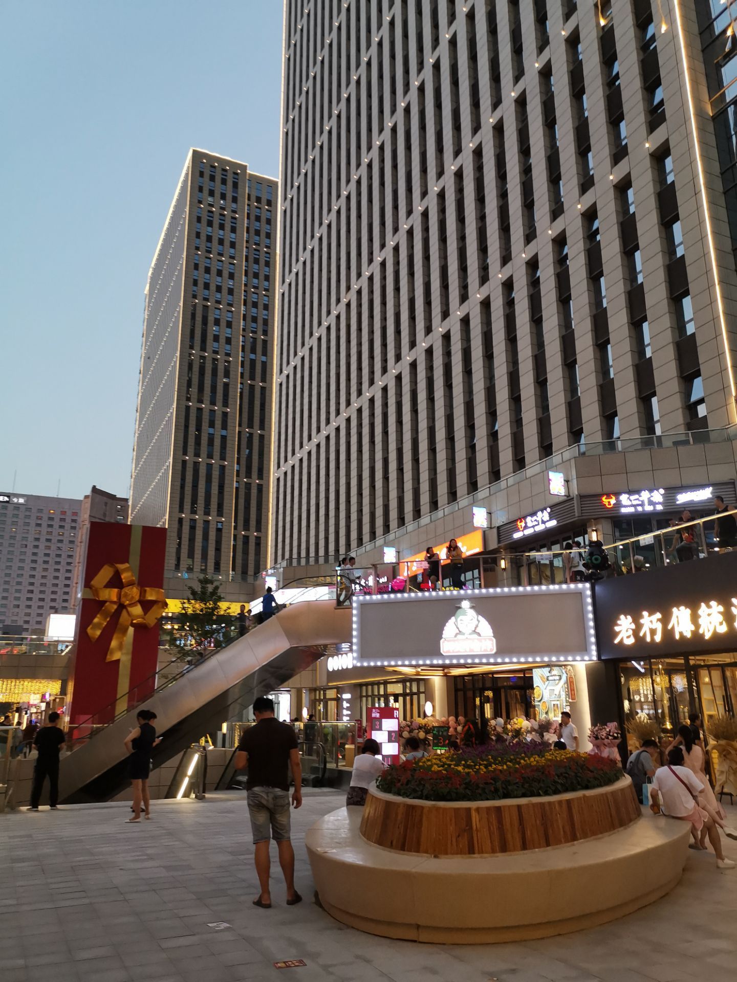 【携程攻略】购物,太原街新街区太原里,7.28开业,我晚上去的好不热闹.