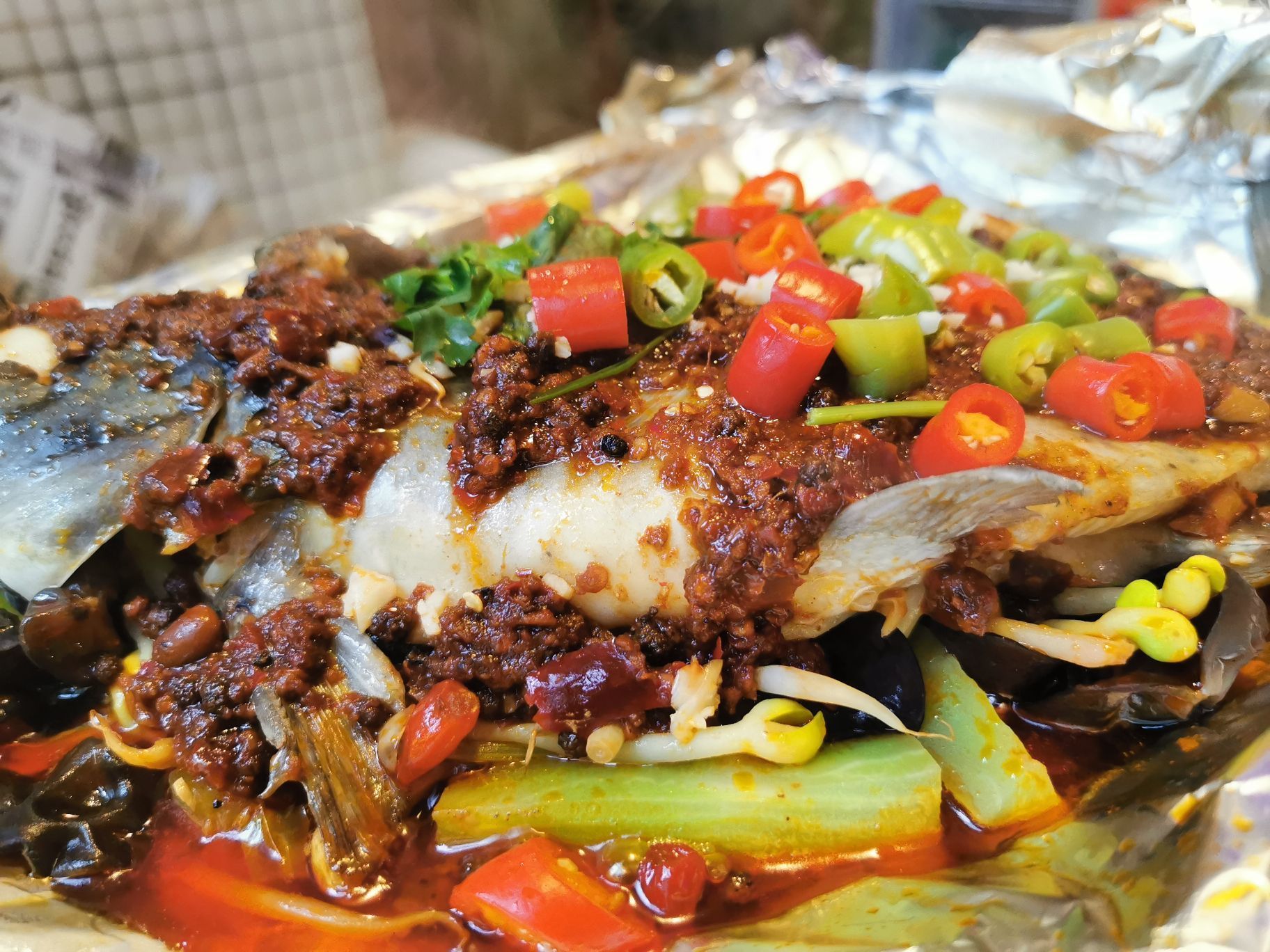 {江湖锡纸清江鱼}先蒸后烤,鱼肉非常软嫩,清江鱼没有肌间小刺,非常