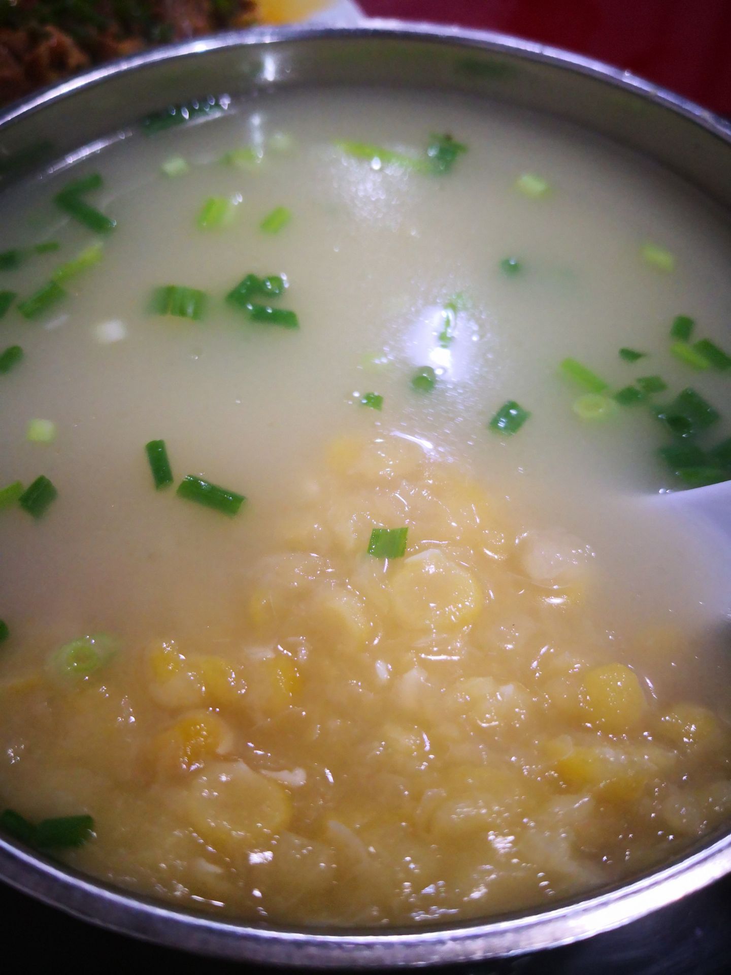 他们家豆汤,不管是非常的还是素豆汤都是五元.