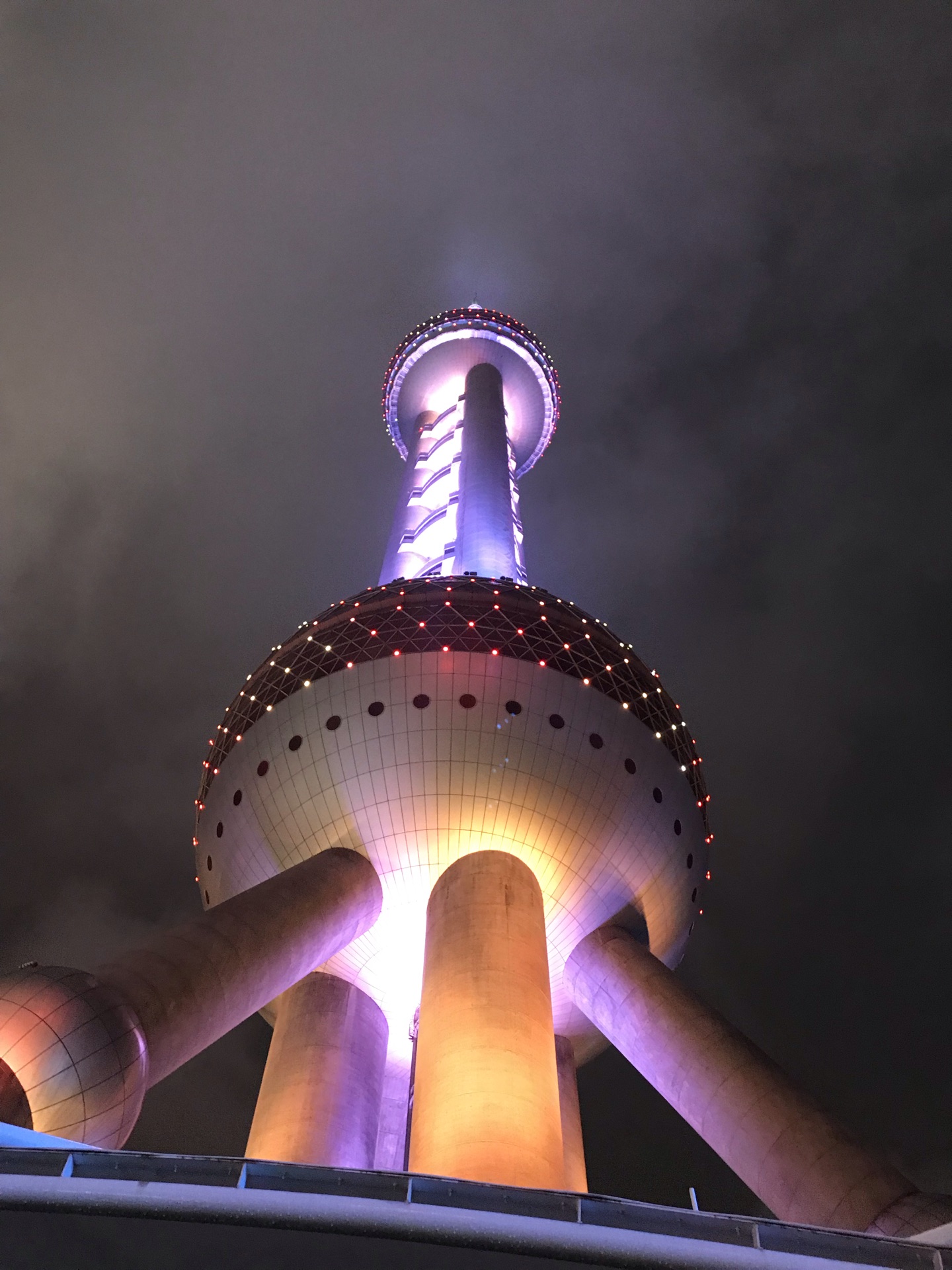 【携程攻略】上海东方明珠景点,下雨天去的明珠塔,体验另有一番滋味