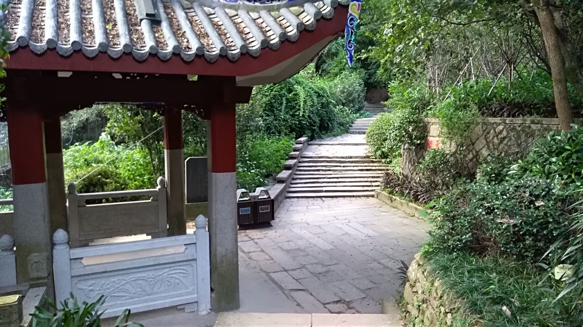 福州廨院位于鼓山风景区的索道下站入口处旁边全是商店在靠山一侧分别