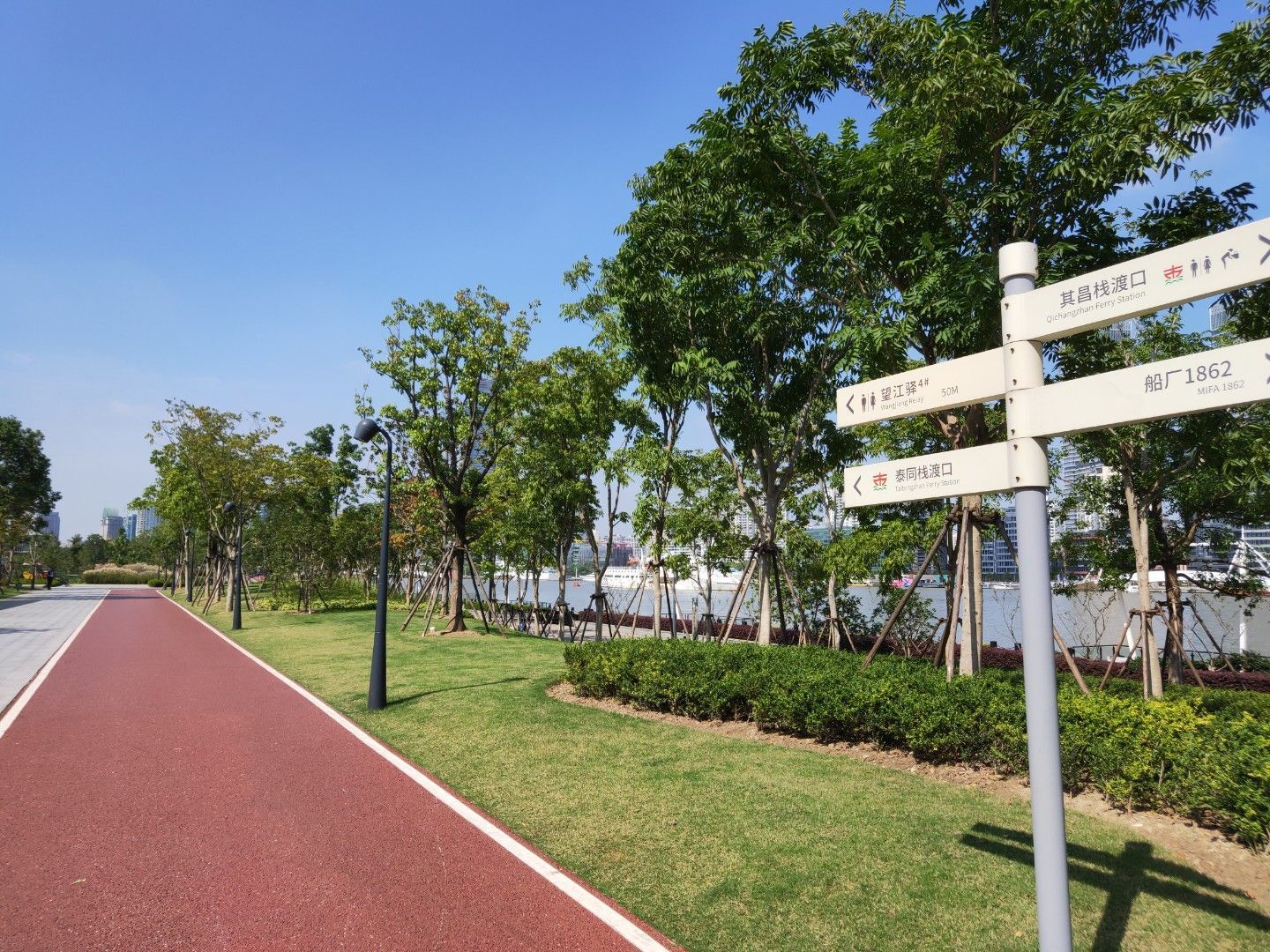 走到浦东滨江绿化带,正遇上好天气,才拍出这么美