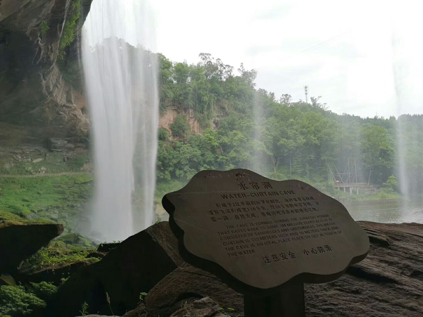 【携程攻略】重庆万州大瀑布景点,瀑布确实很漂亮，也确实规模不小，气势磅礴。只是瀑布的水比较清，显…