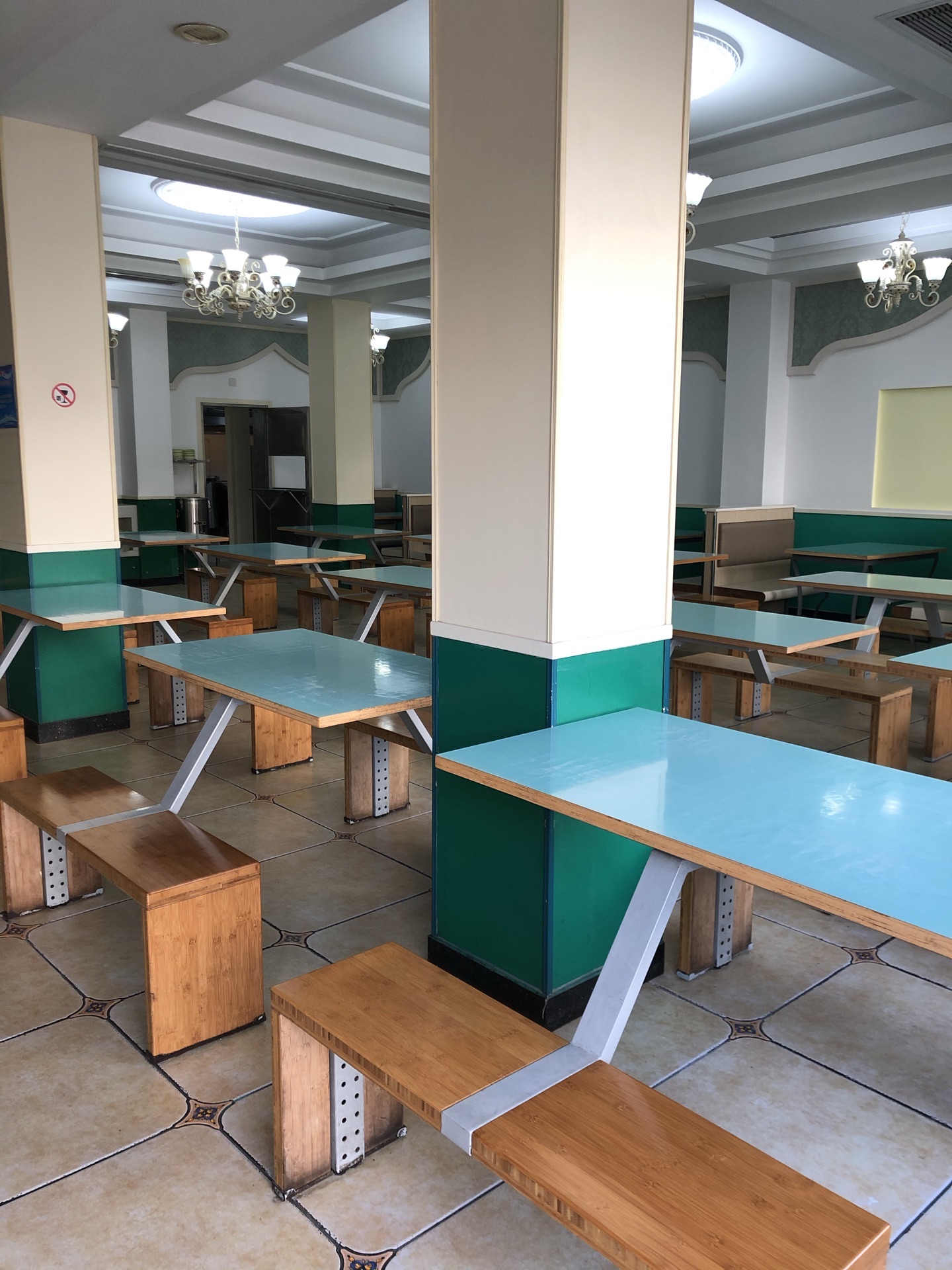 
留学生食堂不知道是不是因为这样后来装修时才有了包间和大圆桌