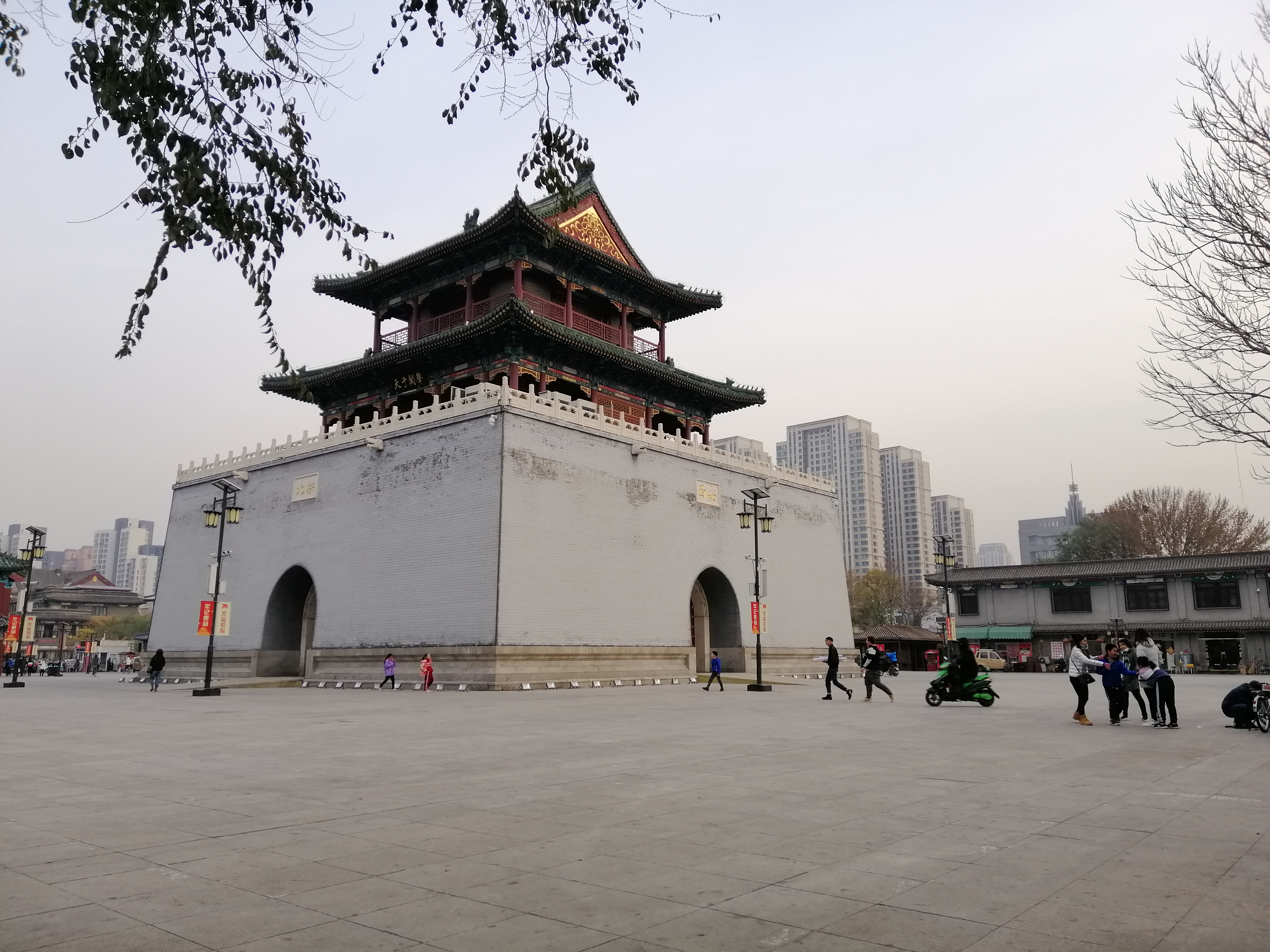 【携程攻略】南京鼓楼景点,鼓楼应该是南京的历史遗迹了，明朝时候用敲鼓来报时。因为这次住的离…