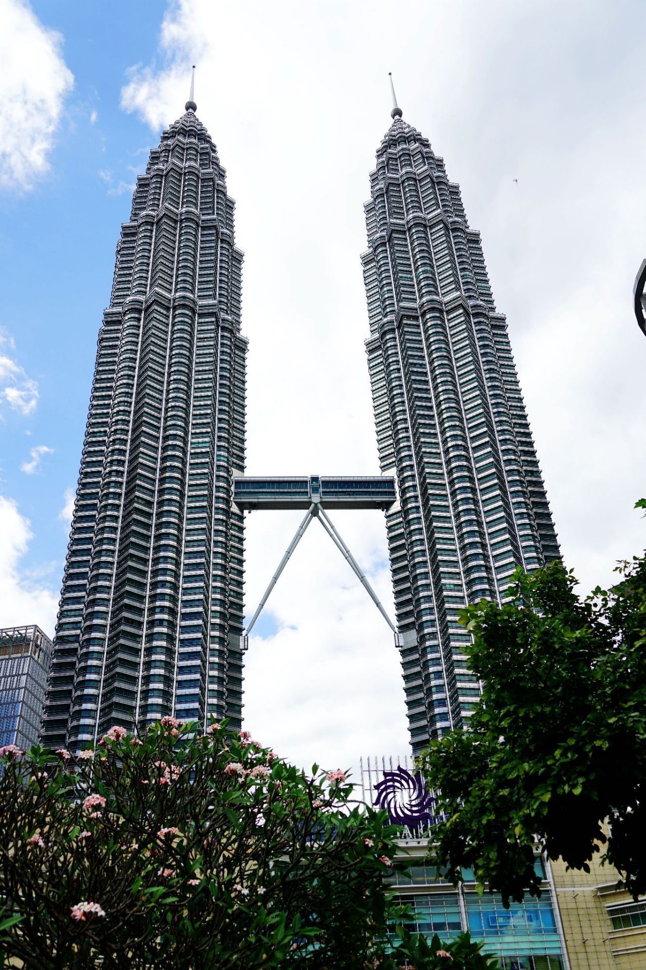 吉隆坡的双子塔是吉隆坡国家石油公司的总部,一座全部都是马来西亚