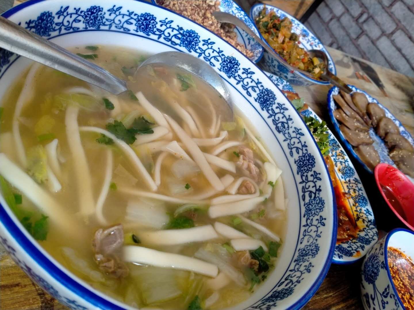 再加几份其他回族凉菜比如牛舌头凉片藕那就更好吃了巍山传统小吃百吃