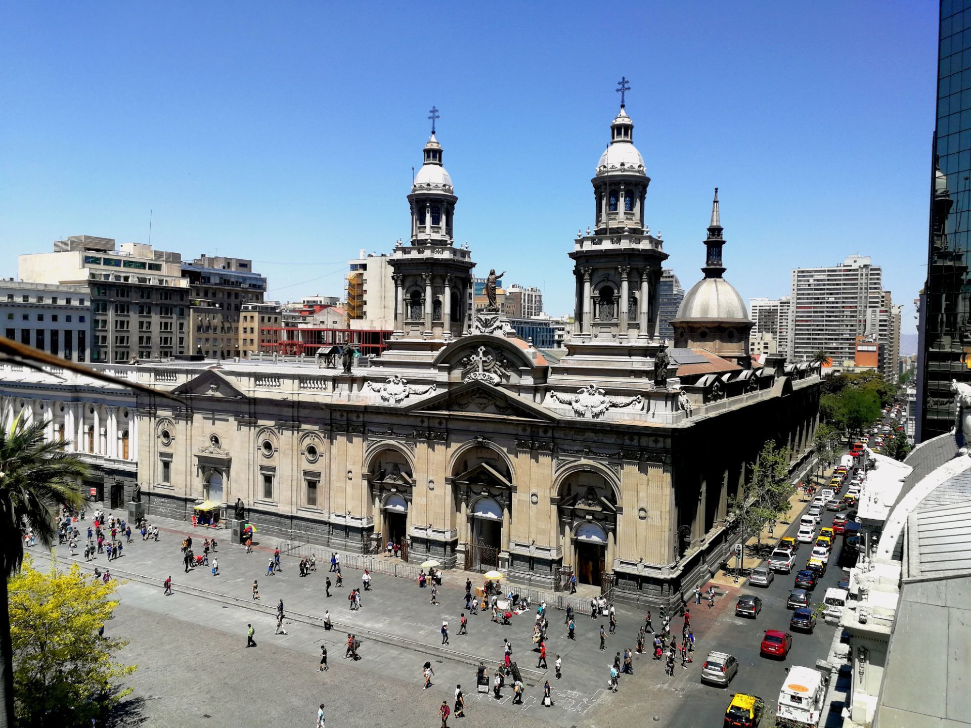 智利首都圣地亚哥的武器广场去之前看攻略说的有点恐怖说有暴乱小偷