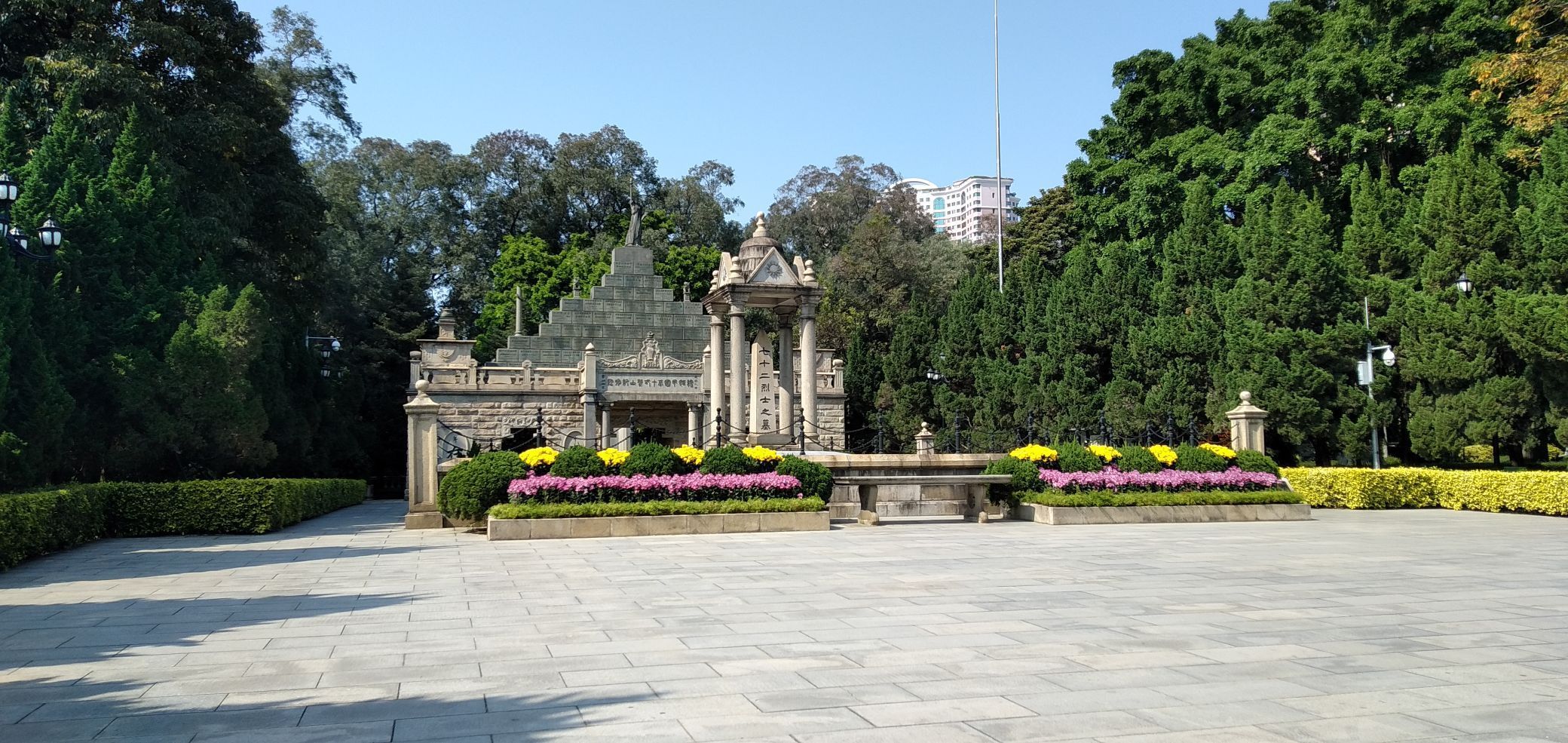 黄花岗七十二烈士陵园位于广州越秀区先烈中路79号的黄花岗公园内是为