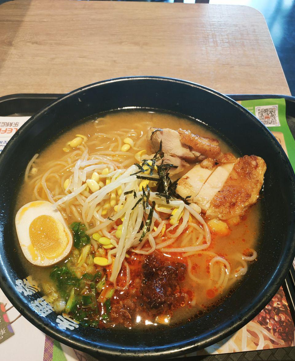 本人正好很喜欢有汤汤水水的面条,中午自己值班哈哈吉野家就在单位楼