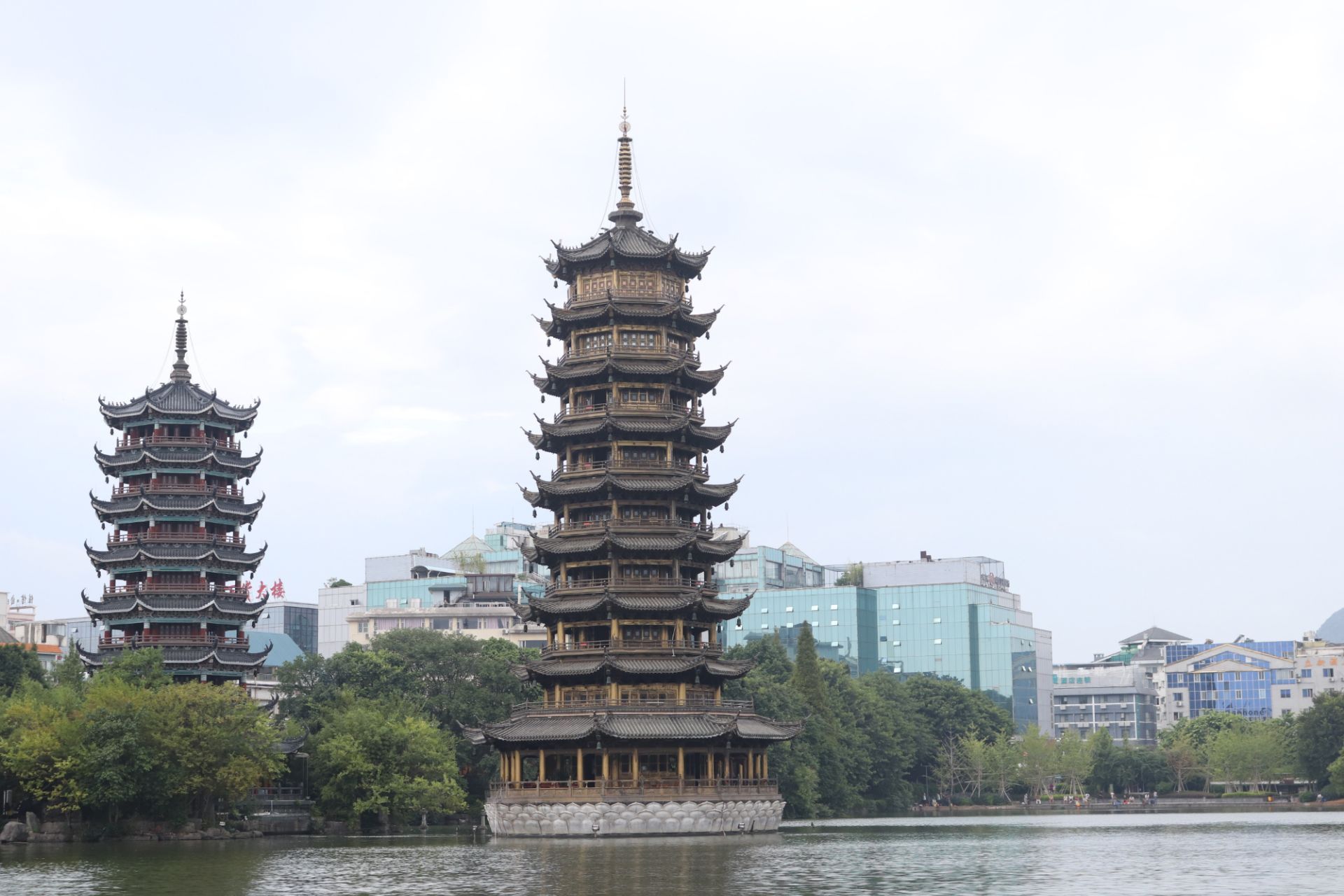 【携程攻略】桂林日月双塔景点,两个小塔，在逛两江四湖时顺道就游览了，晚上如果有灯光会漂亮