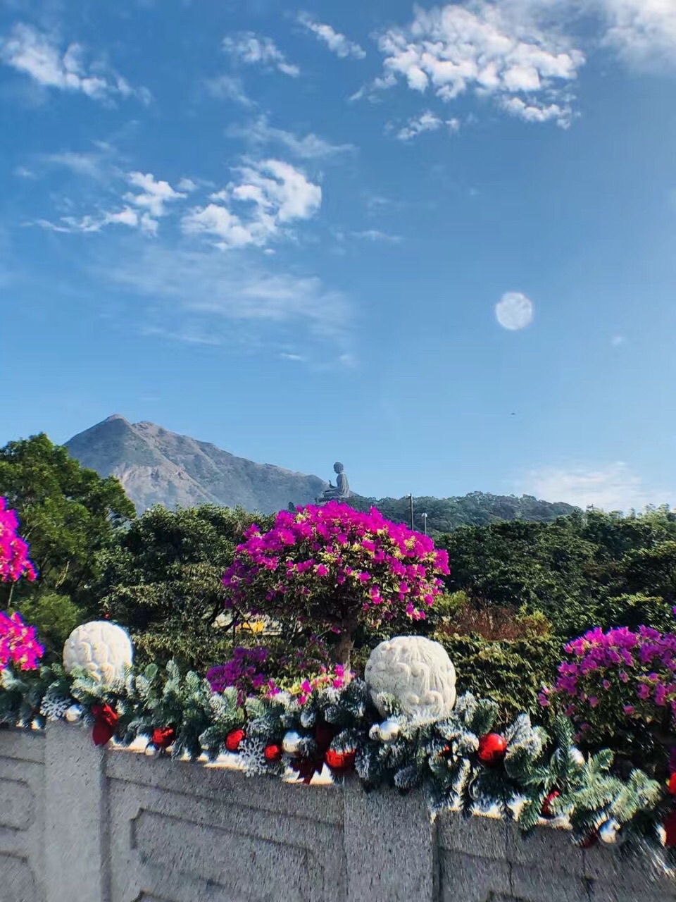 寶蓮禪寺是香港最著名的十方叢林位於大嶼山昂平高原介於鳳凰山與彌勒