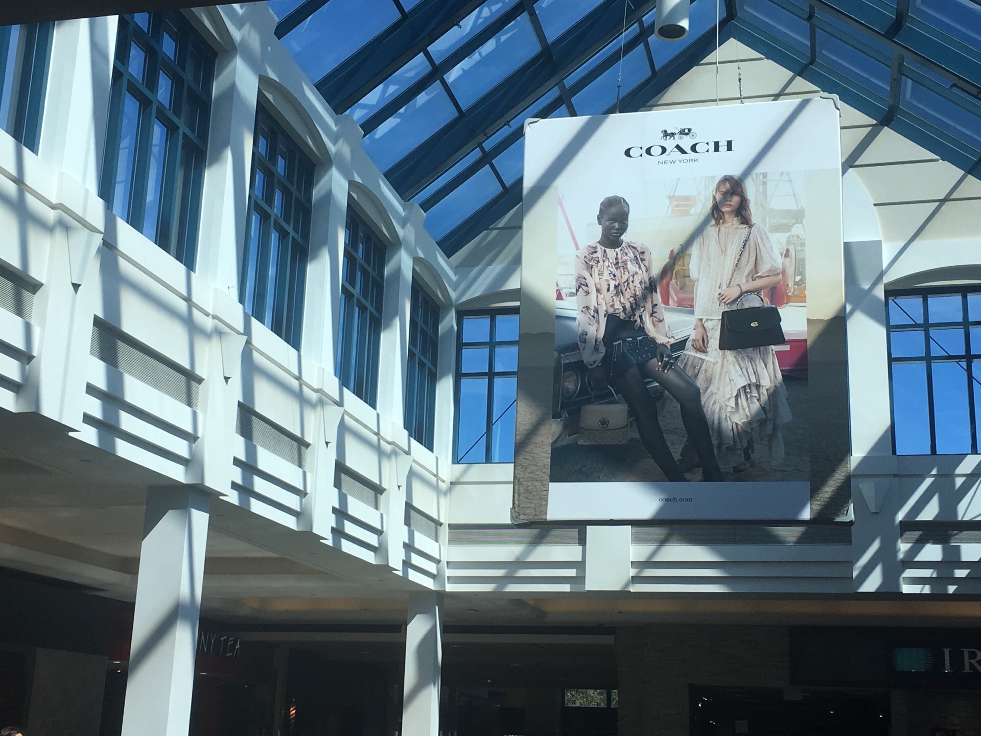 richmond centre在中国人聚居的richmond,是最大的购物中心,明净