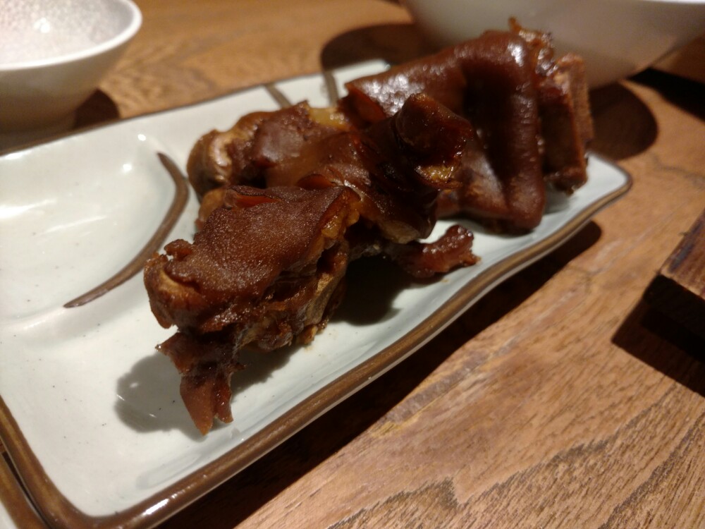 可以手机点菜结帐,只是信号不好,点了过桥米线,小汽锅鸡,秋葵,卤猪手