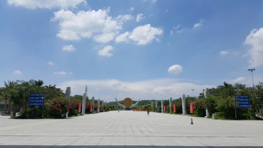 【携程攻略】南宁东站,车站大气,北广场宽敞,望不要后续过度开发挤占.