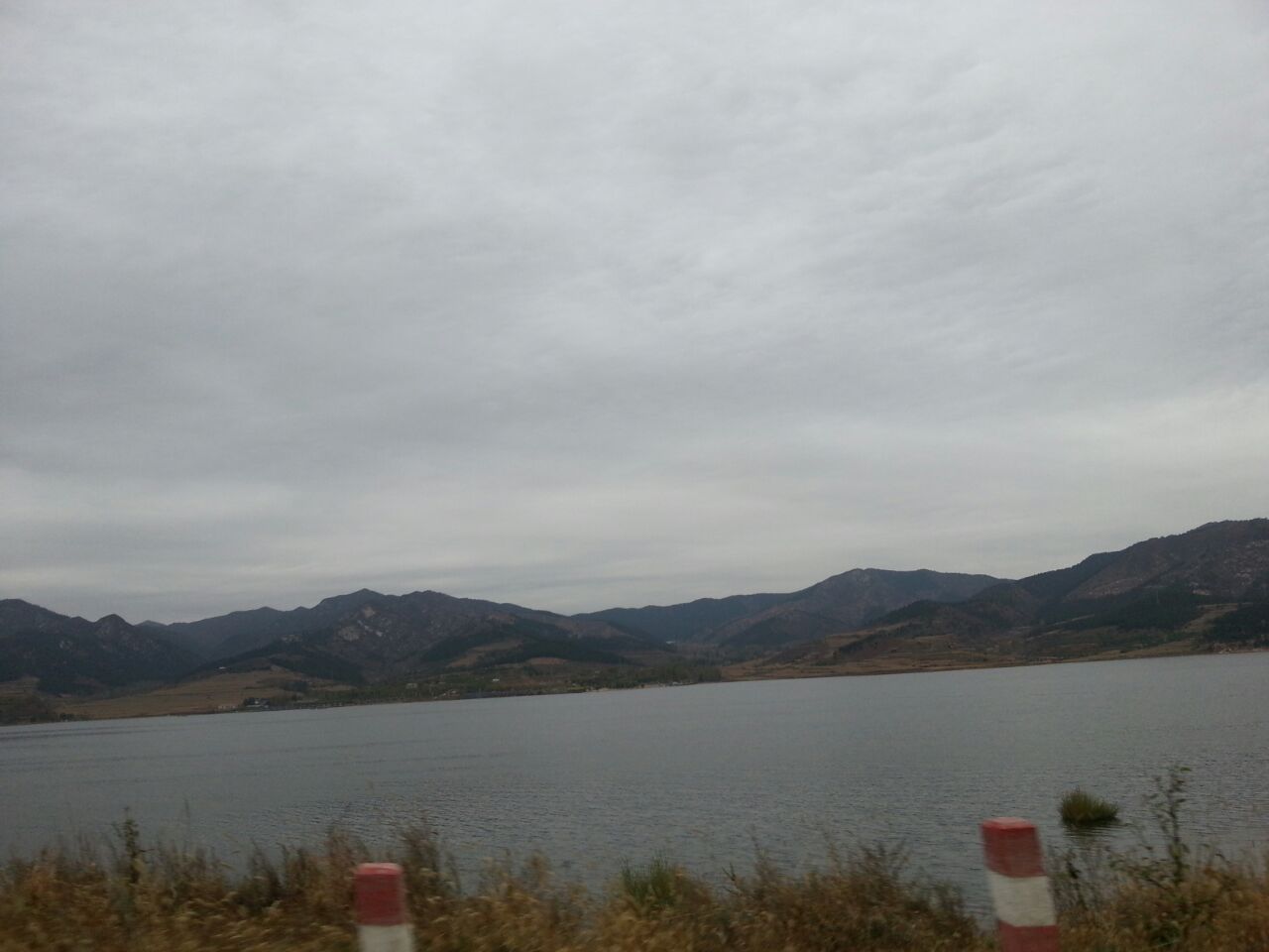 【携程攻略】宁城紫蒙湖旅游风景区景点,湖很大很大，水也比较清澈，环绕着几座大山额，可划船，10月初经过此…