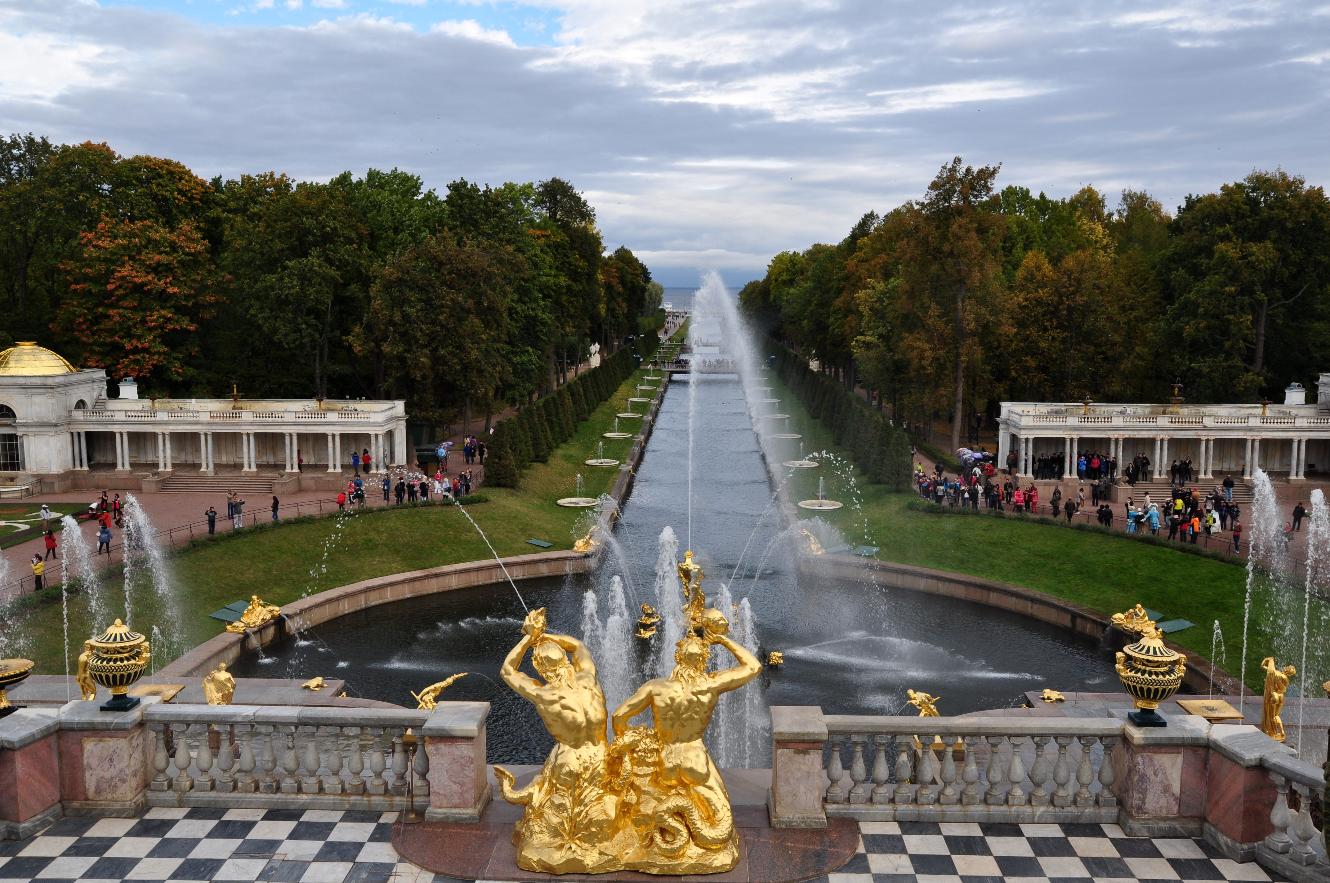 夏宫是中国人的叫法,俄罗斯人叫彼得宫城.