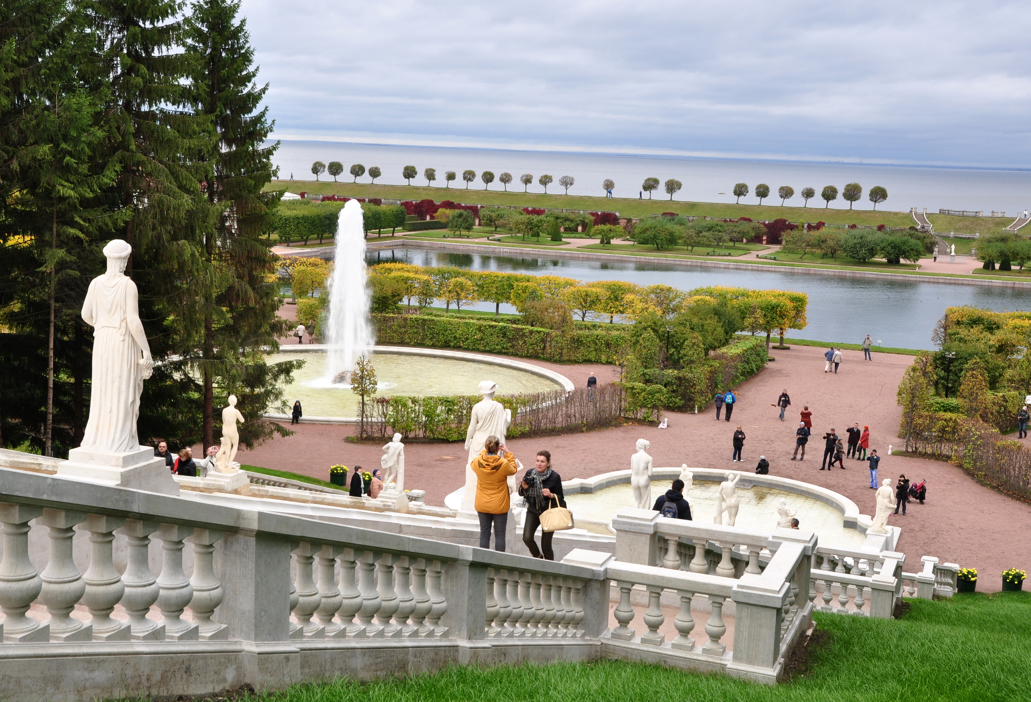 夏宫是中国人的叫法,俄罗斯人叫彼得宫城.