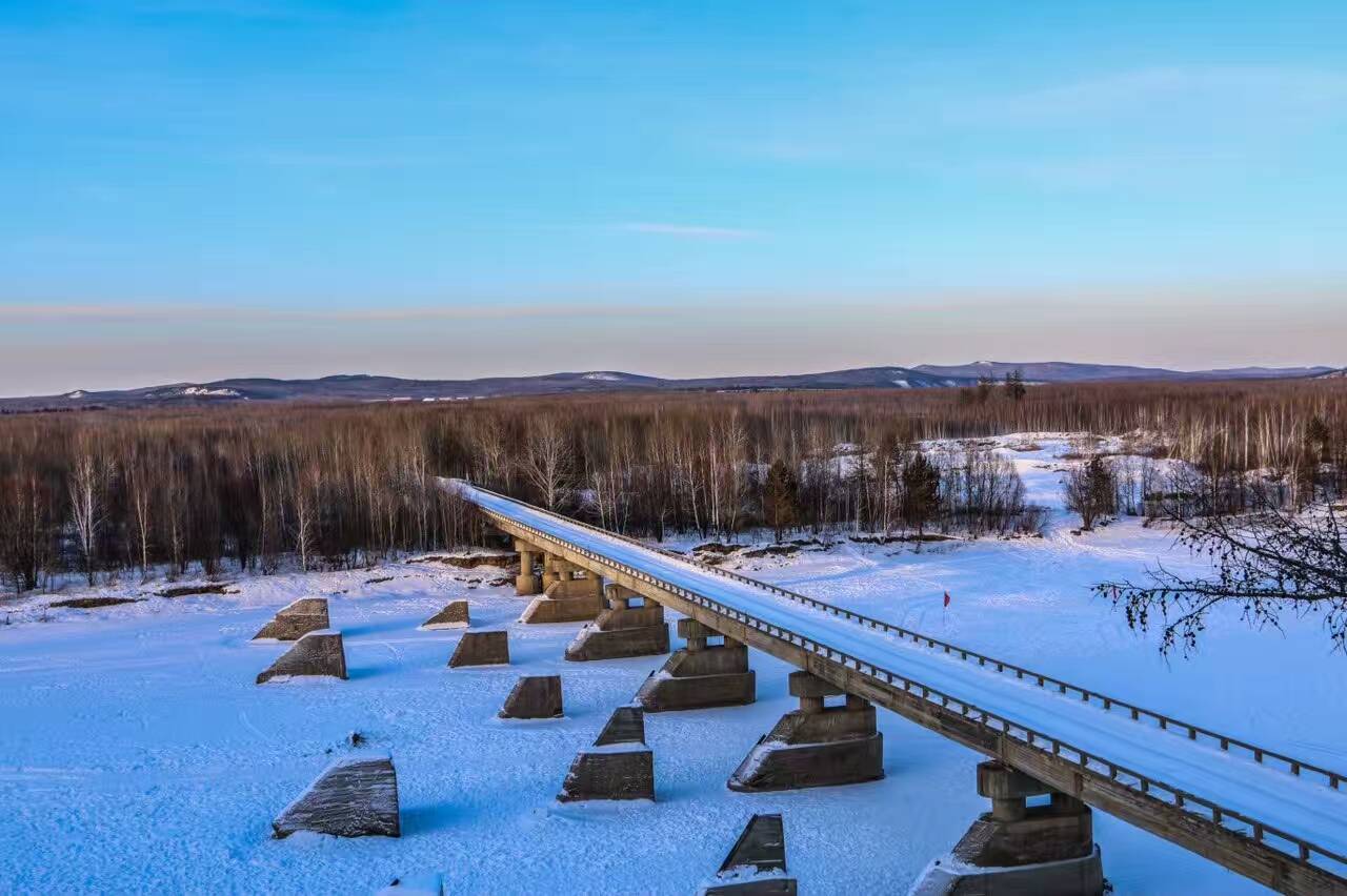 准备15号到漠河,在漠河玩一天,请问附近有哪些景点?需要包车吗?