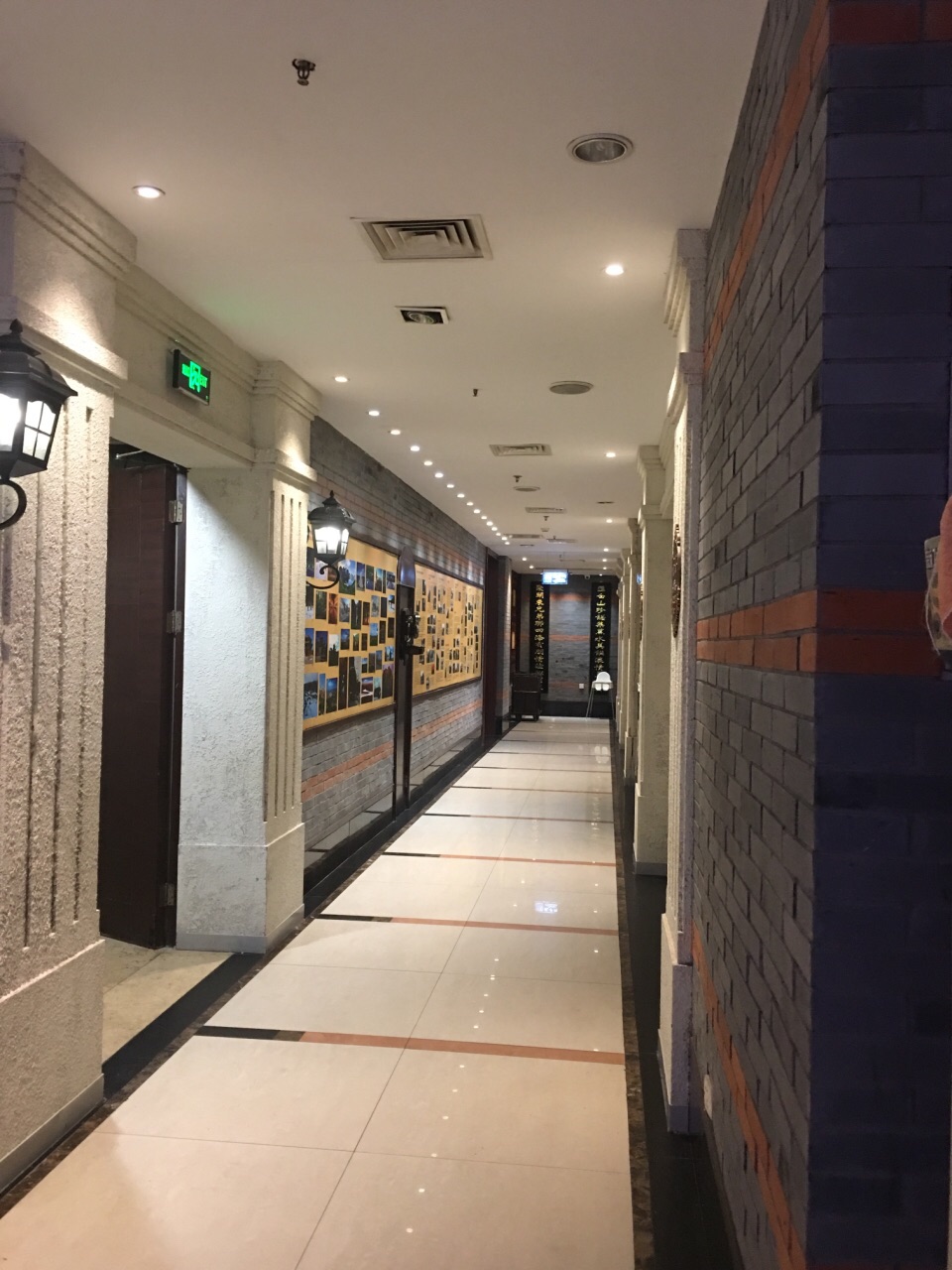 东环路这家万家灯火饭店开了很久了,现在地铁口交通便利.